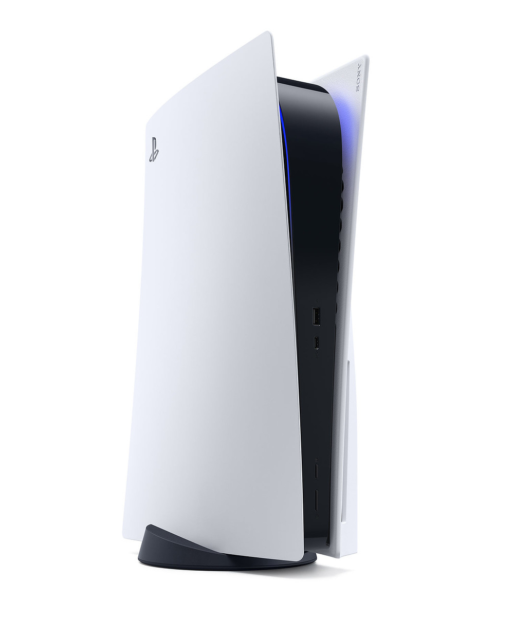 Eine weiße und schwarze PlayStation 5 Konsole, abgewinkelt, auf weißem Hintergrund.