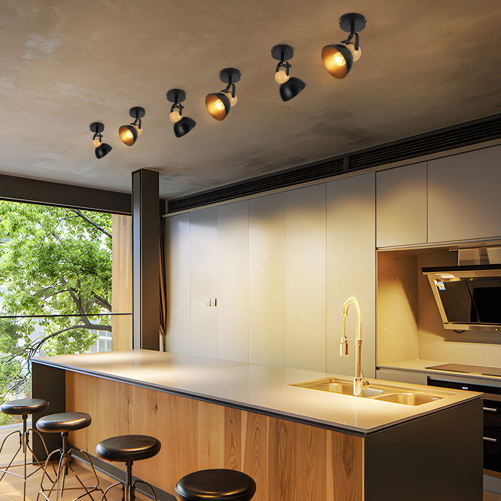 Kuchnia z oświetleniem sufitowym. Światła są czarne, ze złotymi kloszami, regulowane.