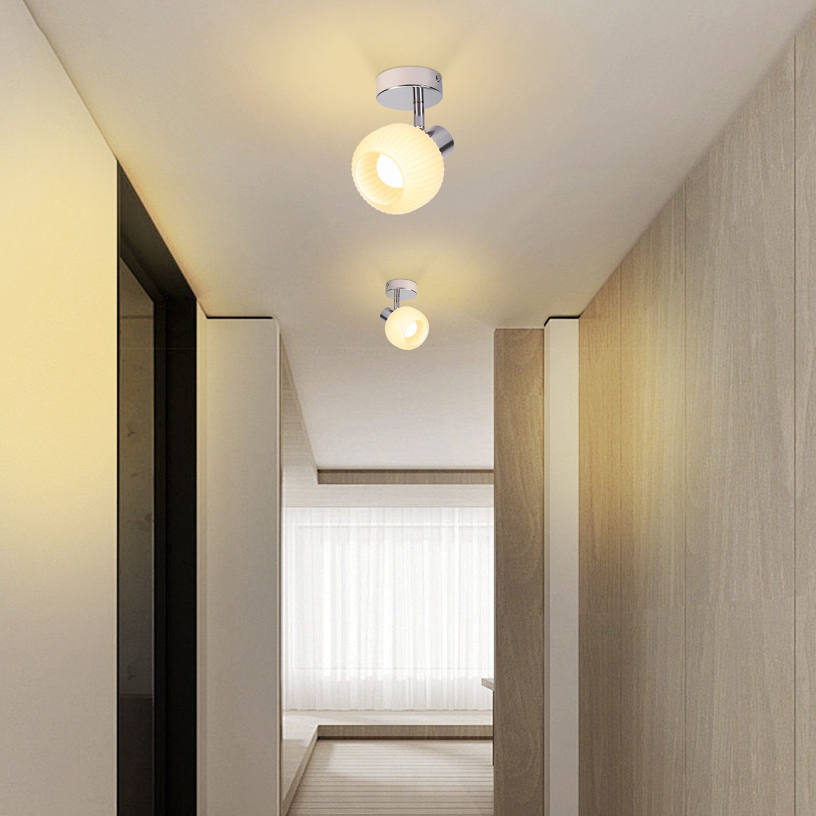 Sufit korytarza z dwoma światłami wpuszczanymi. Światła są okrągłe i nowoczesne.