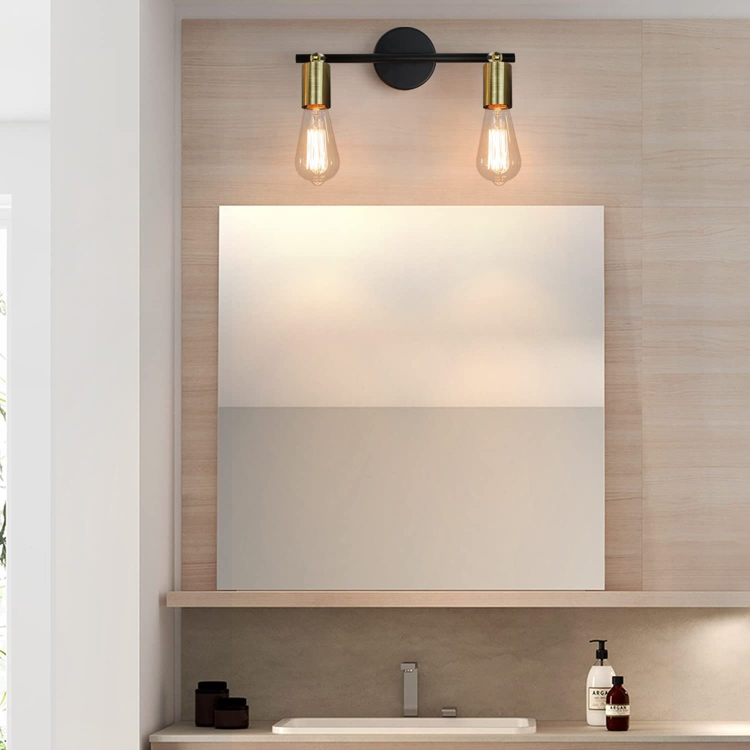 Badezimmer-Szene mit Spiegel, Leuchte und Regal.