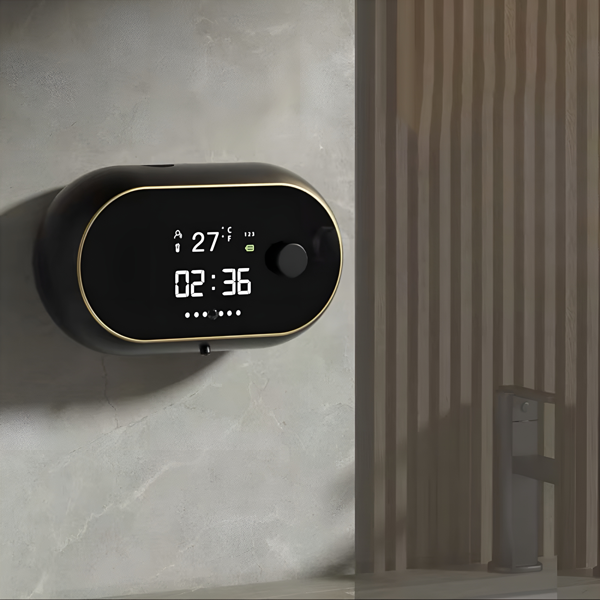 Ein schwarz-goldenes Wandgerät mit Digitalanzeige, die Zeit und Temperatur anzeigt.