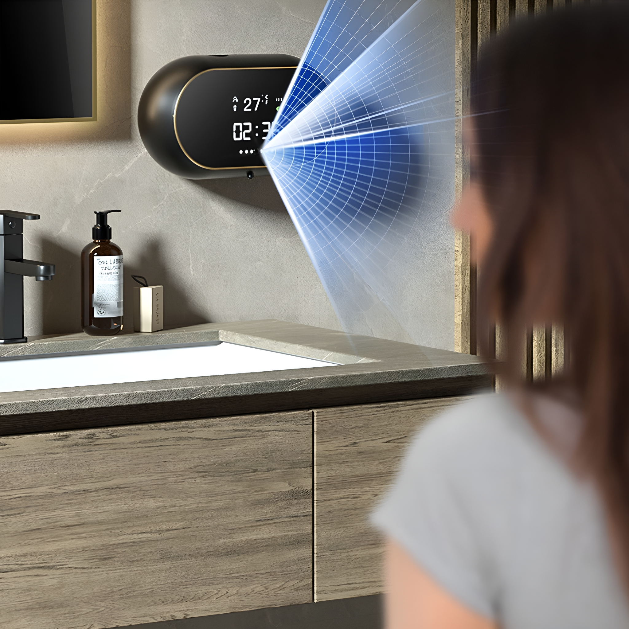 Frau mit digitaler Wanduhr. Die Uhr zeigt Zeit und Temperatur an. Links ist ein Seifenspender.
