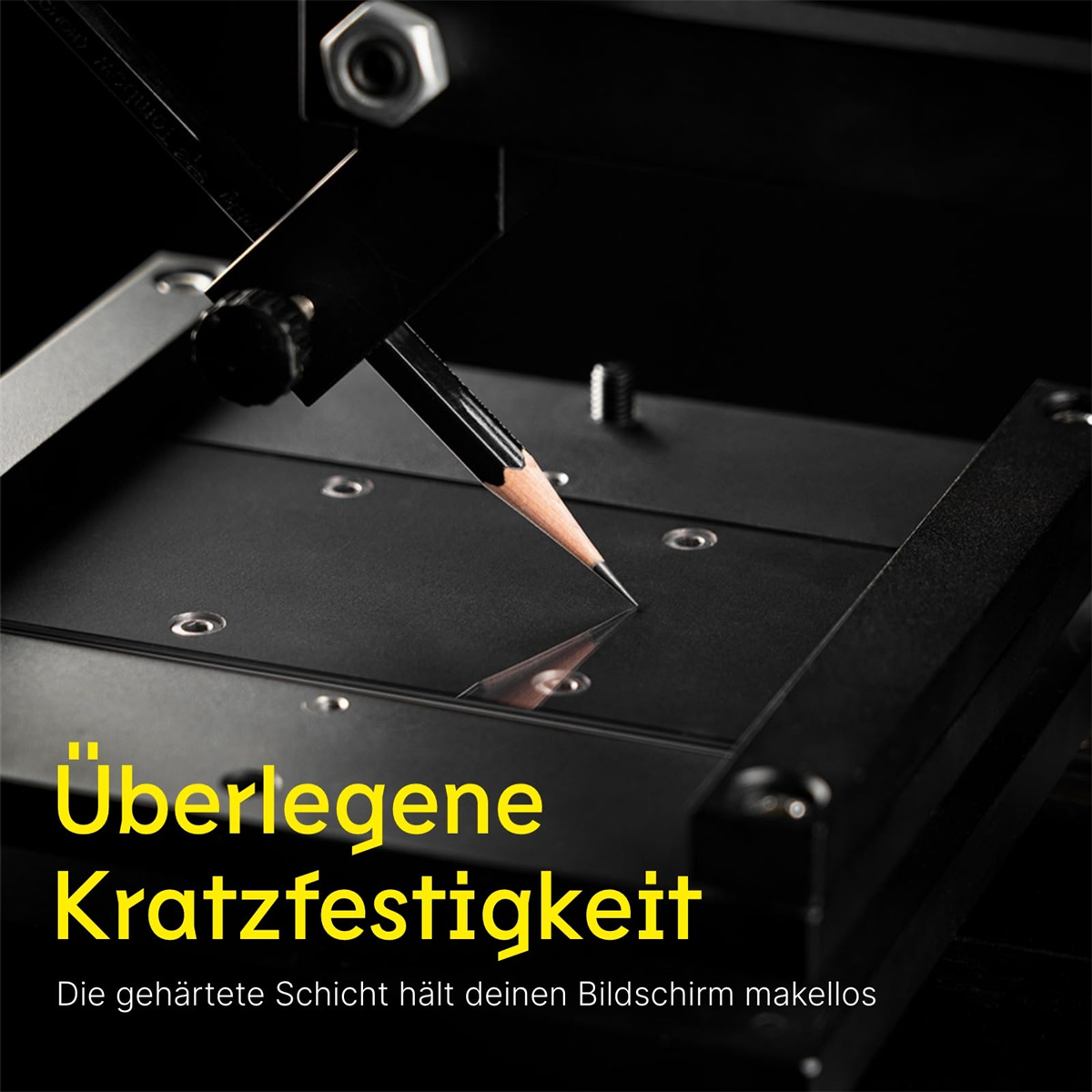 Schwarzer Bildschirmschutz mit Text. Text lautet 'Überlegene Kratzfestigkeit'. Dunkler Hintergrund mit Bleistift.