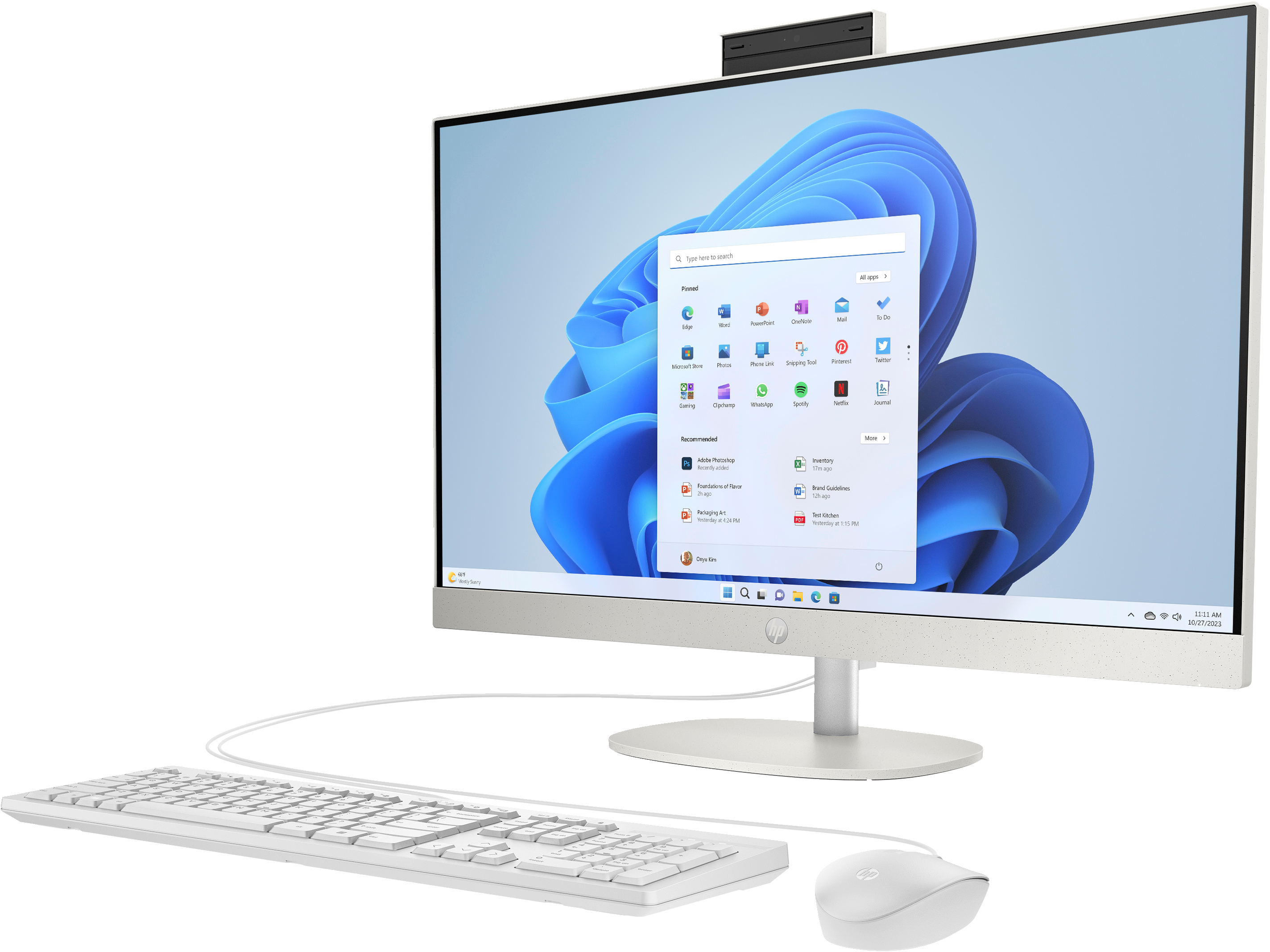 Biały komputer All-in-One z klawiaturą i myszką na białym tle.