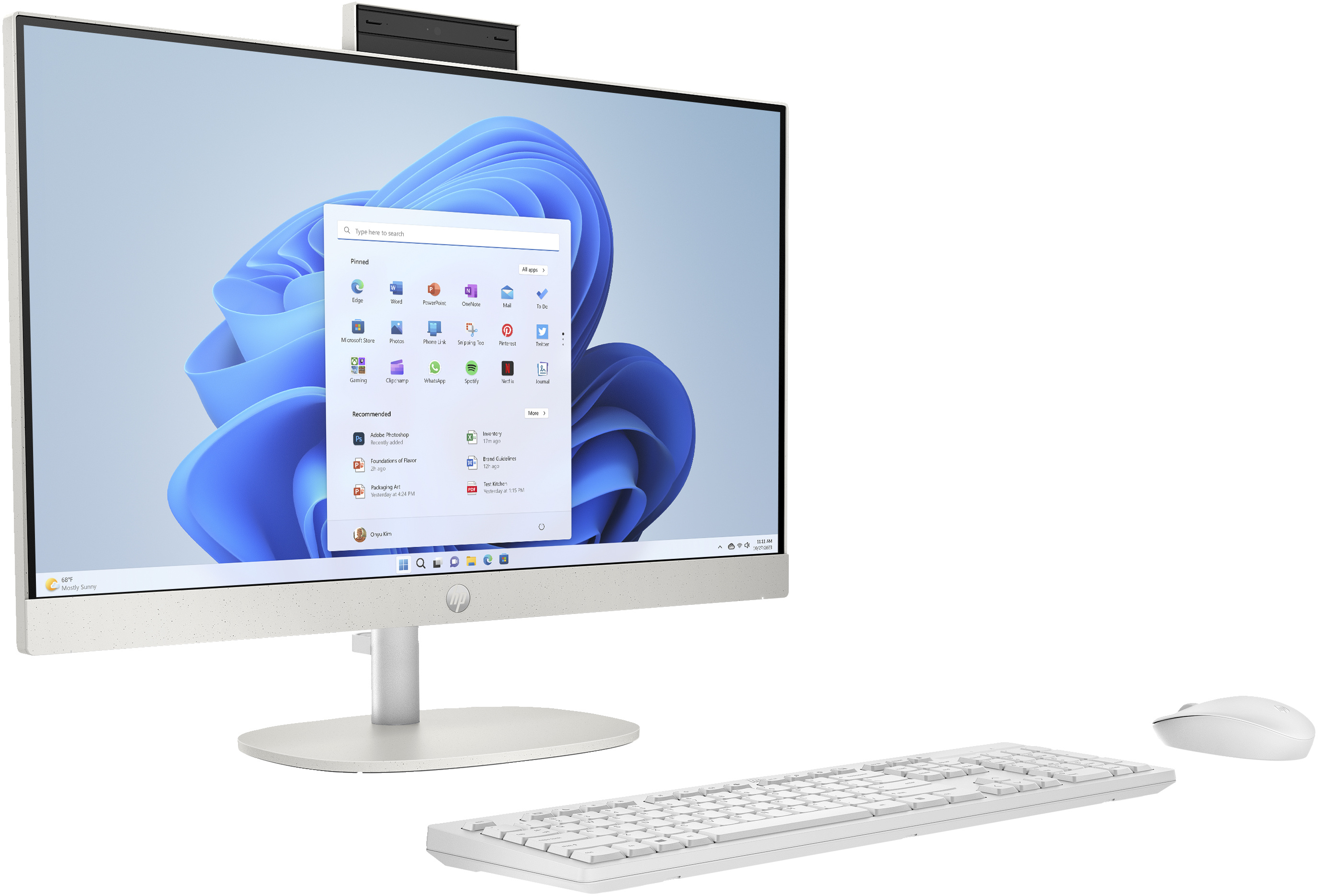 Computer bianco con schermata iniziale di Windows 11, tastiera e mouse.