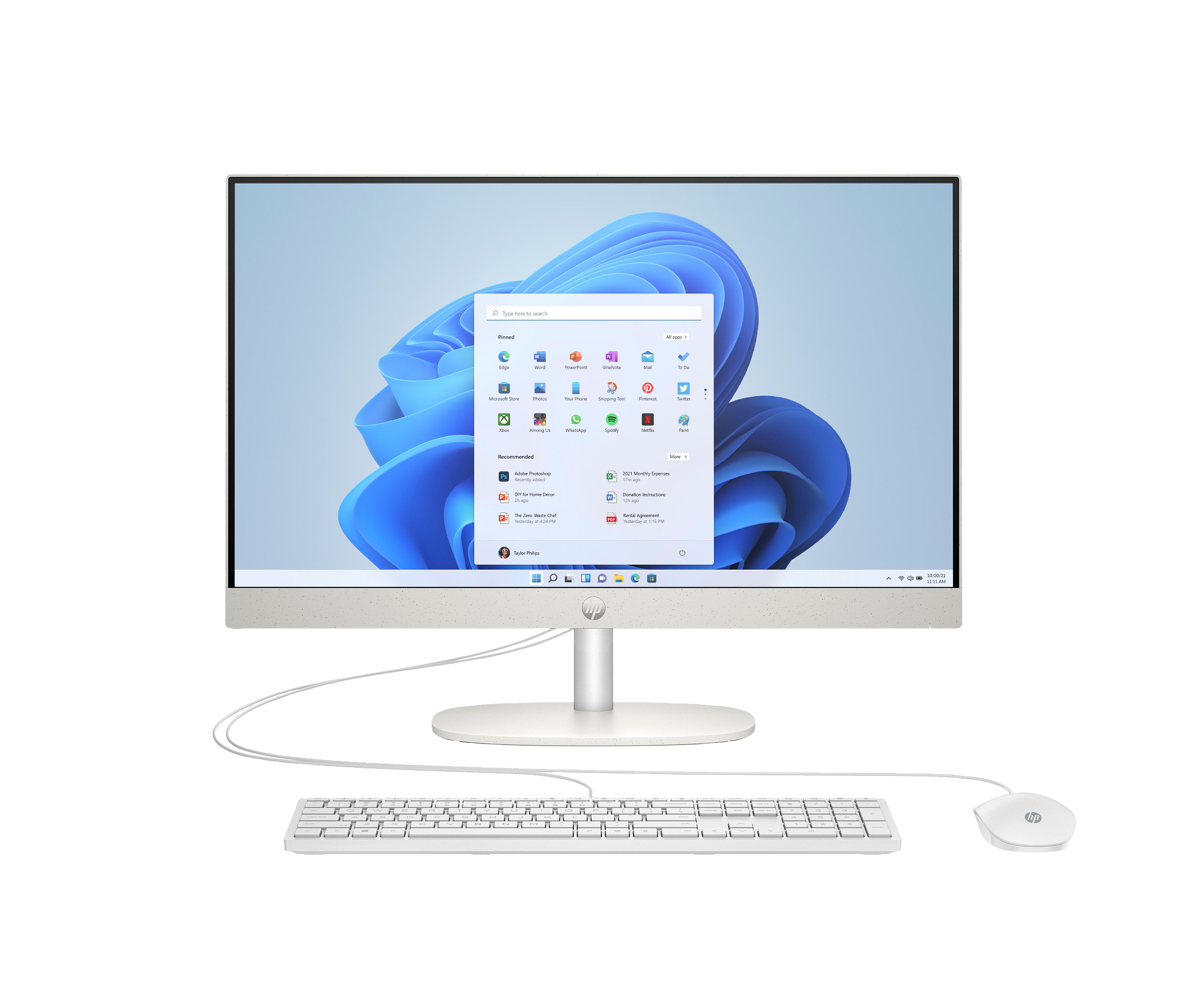 Computer HP all-in-one bianco con monitor, tastiera e mouse. Il display mostra l'interfaccia Windows.