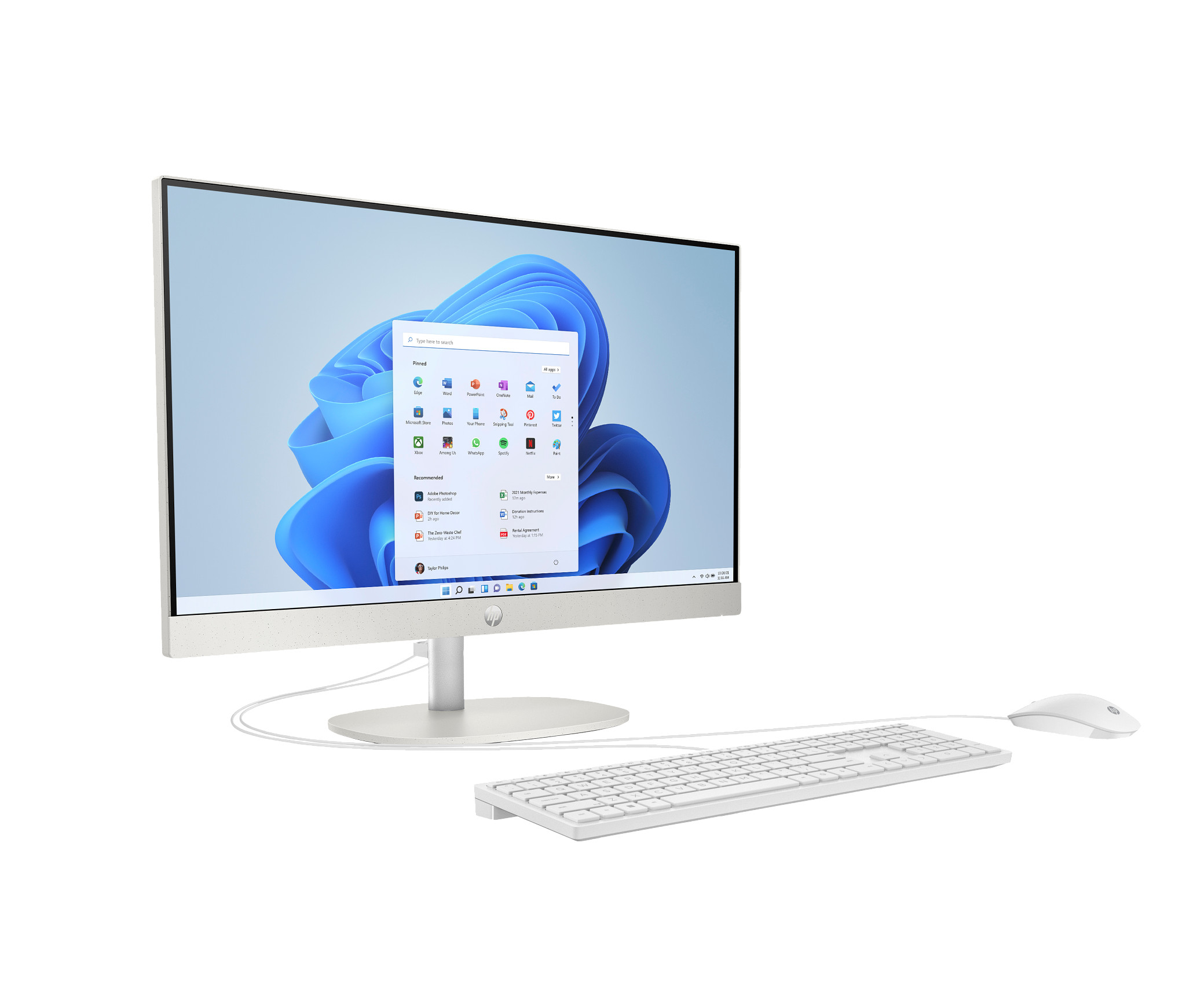 Un computer all-in-one HP bianco con display che mostra l'interfaccia Windows 11, tastiera e mouse.