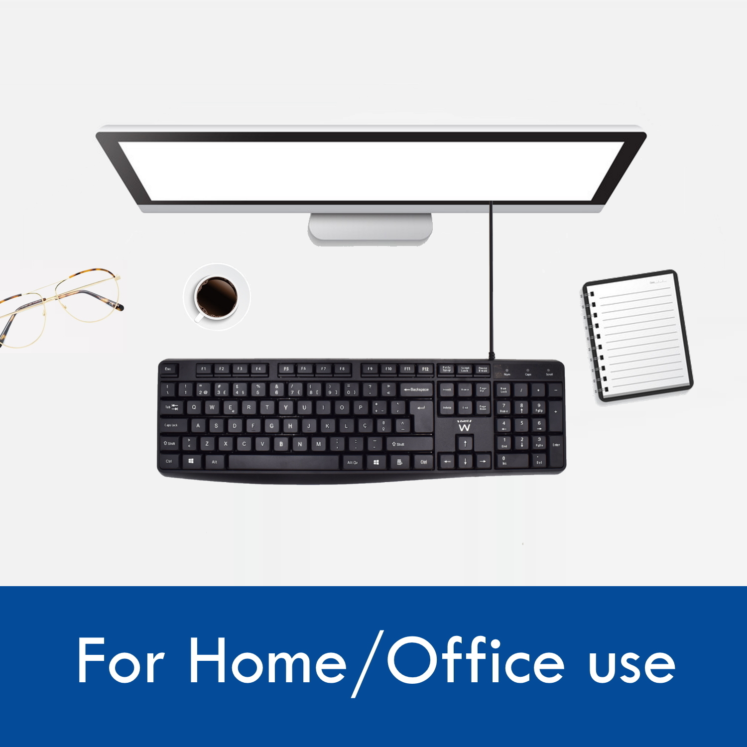 Tastiera, monitor e accessori disposti per l'uso domestico/ufficio.