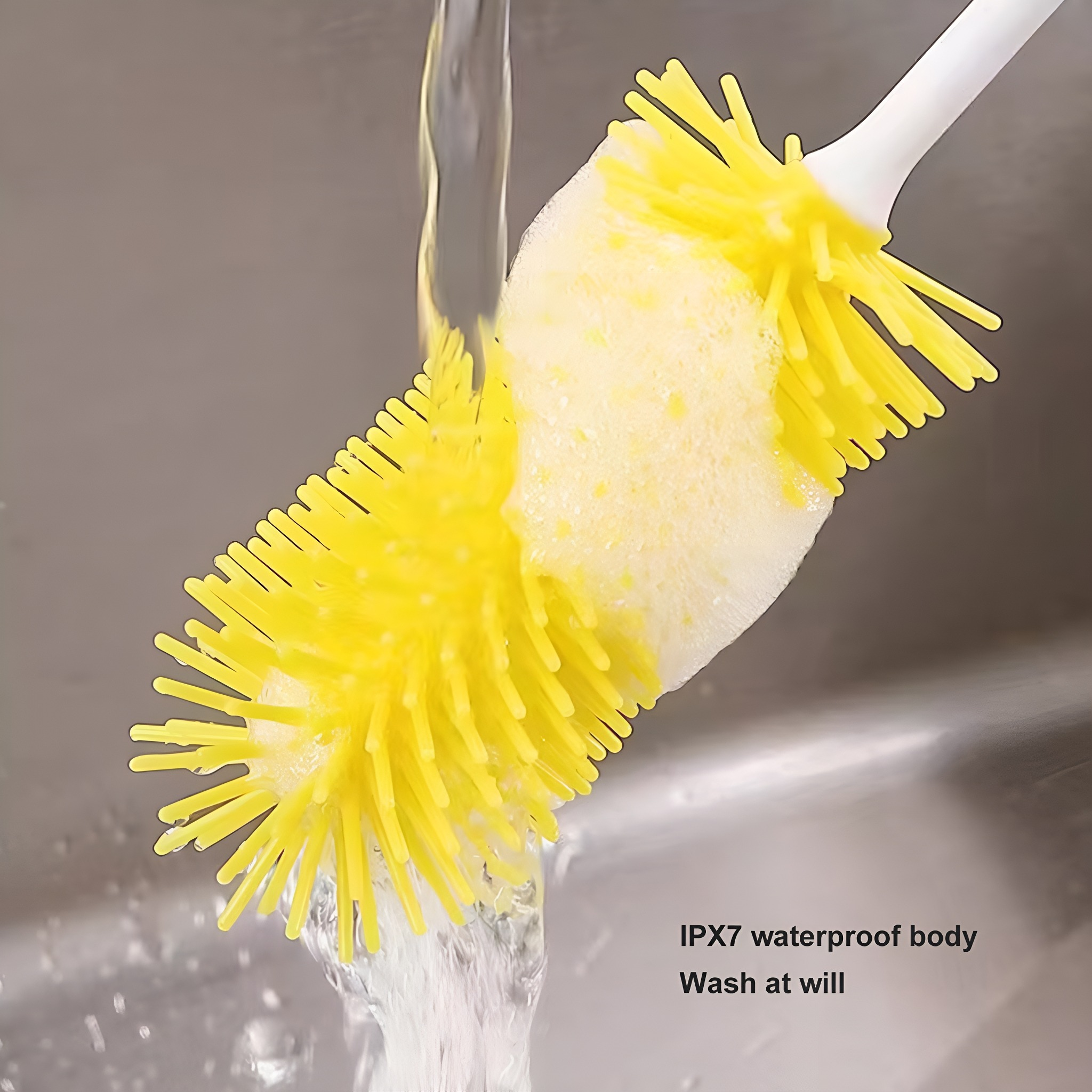 Gelbe Toilettenbürste mit Wasser, das darüber gegossen wird, wobei der Bürstenkopf hervorgehoben wird.