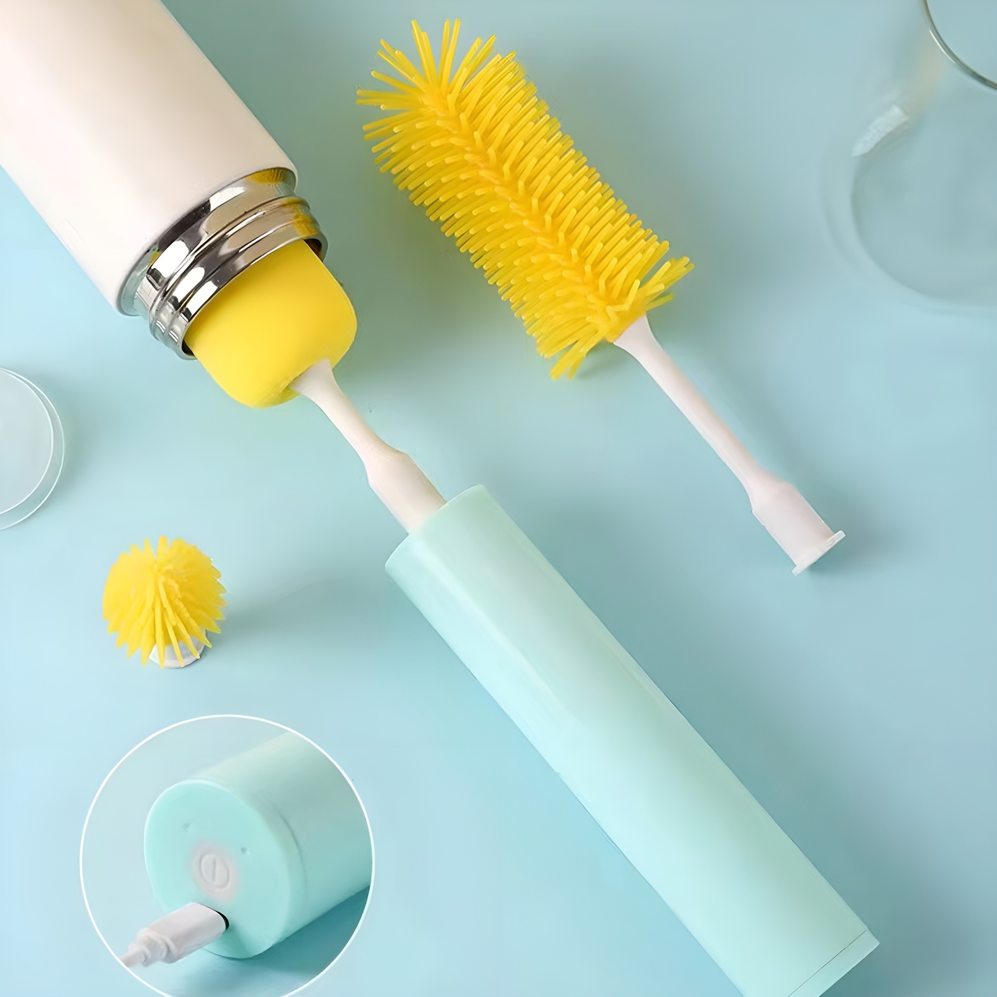 Babyflaschen-Reinigungswerkzeuge. Eine Bürste, eine Schwammbürste und eine kleine Bürste auf blauer Fläche.