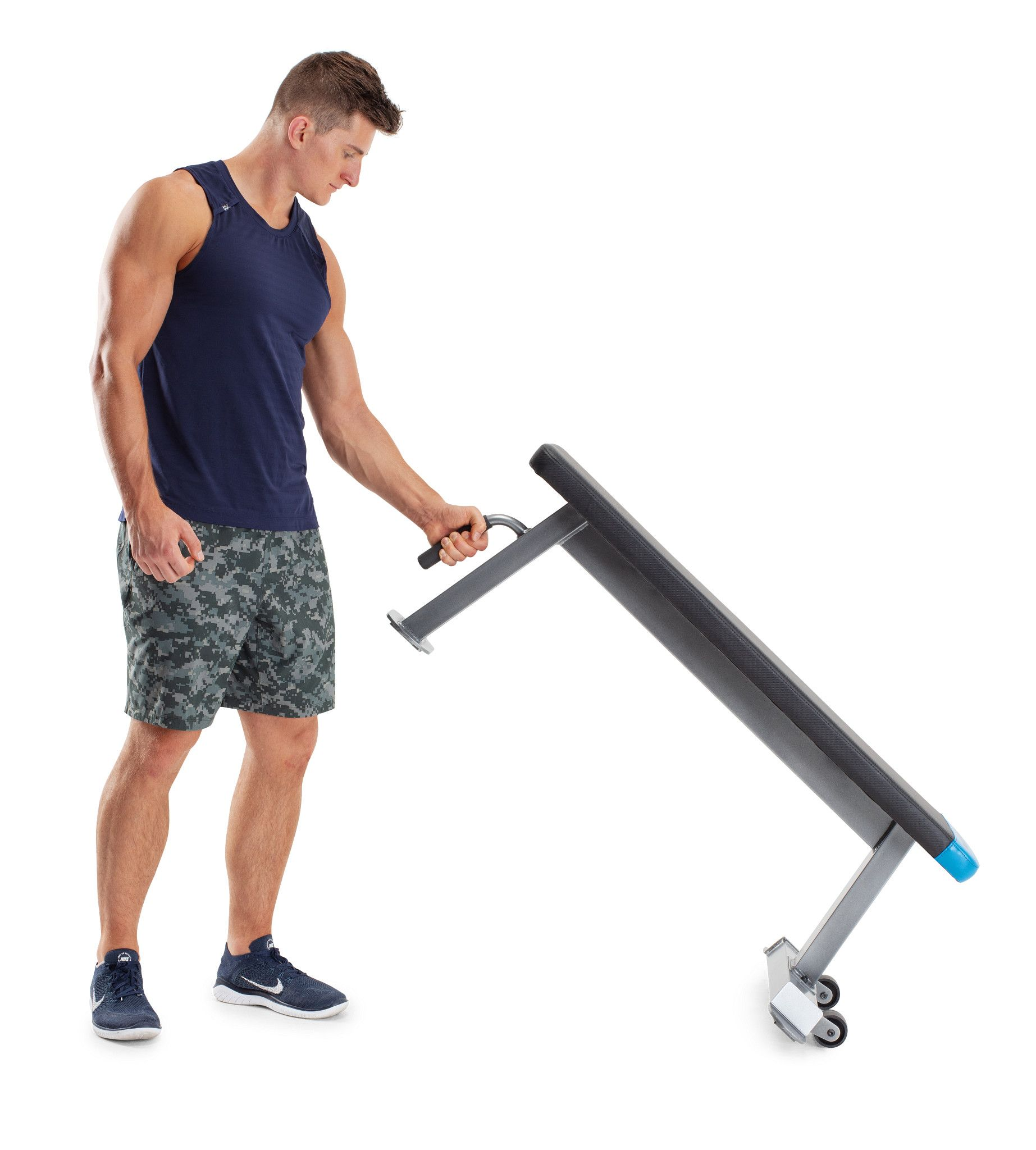 Ein Mann benutzt eine Trainingsbank. Er trägt Sportkleidung und Schuhe. Die Bank ist geneigt.
