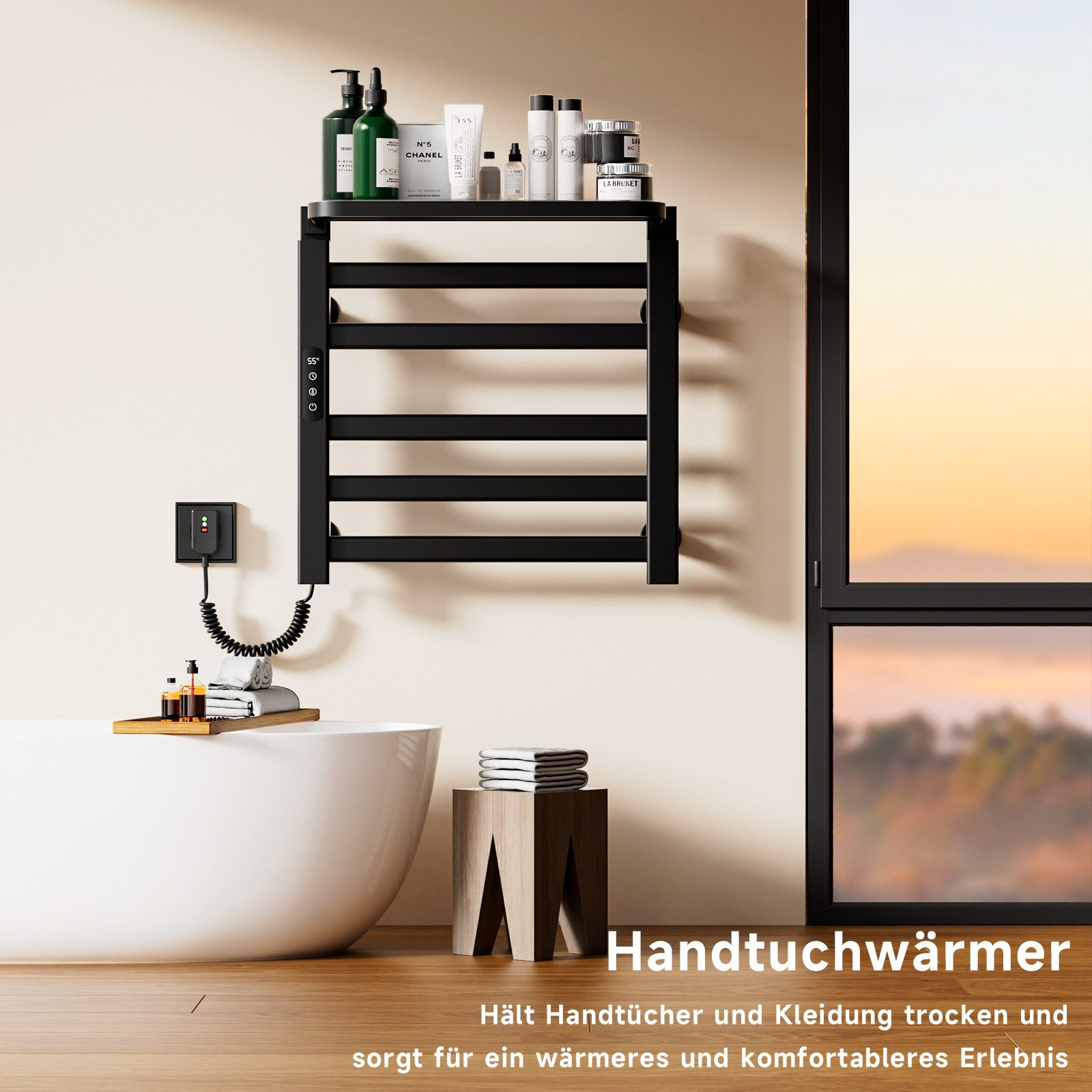 Badezimmer mit Handtuchwärmer, Handtüchern und Toilettenartikeln. Fenster mit Sonnenuntergang.