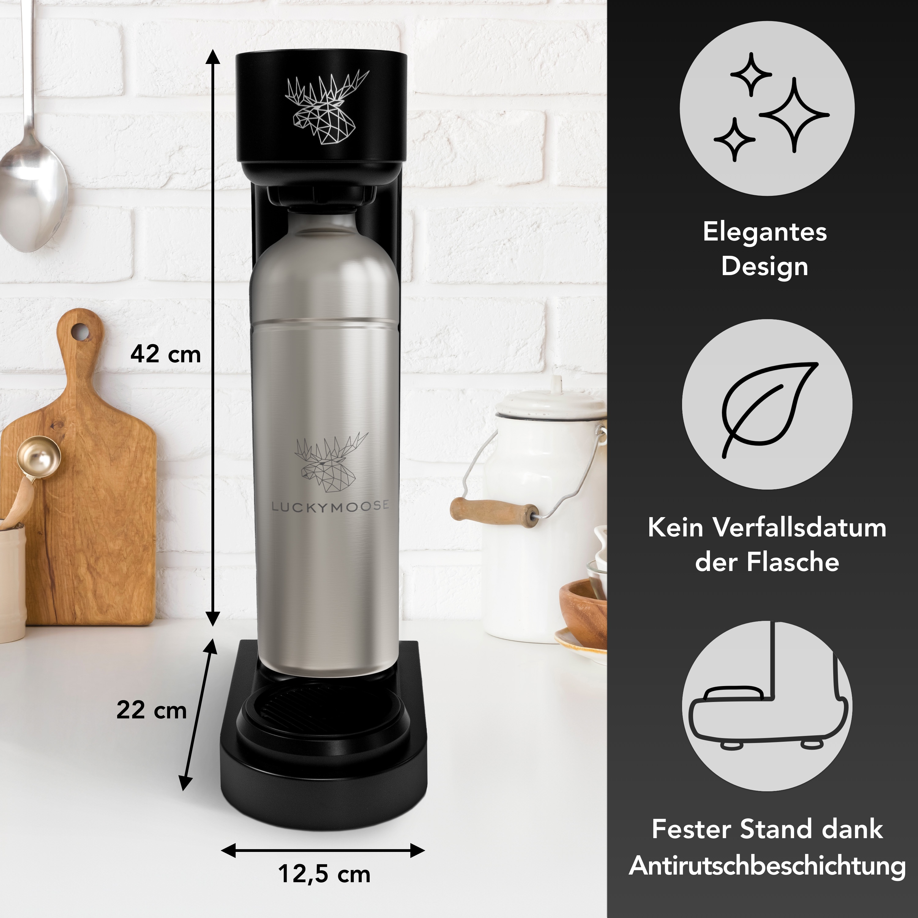 Schwarzer und silberner Wasserkohlesäureapparat mit Abmessungen und Symbolen auf weißer Oberfläche.