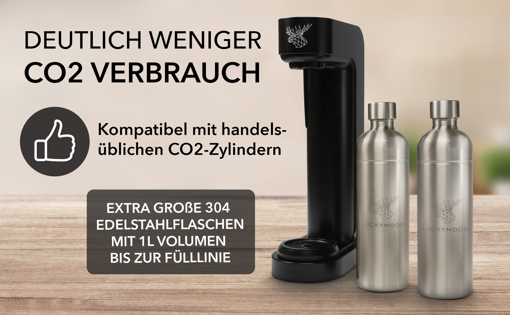Soda-Maker und zwei Edelstahlflaschen, mit Text zum reduzierten CO2-Verbrauch.