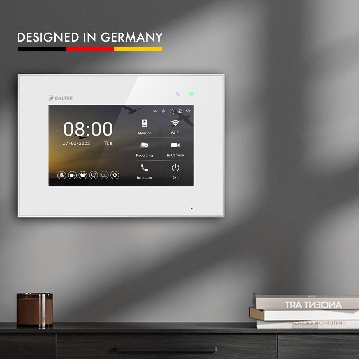 Weißes Smart Home Panel an einer grauen Wand. Zeigt Uhrzeit, Datum und Symbole für verschiedene Funktionen.