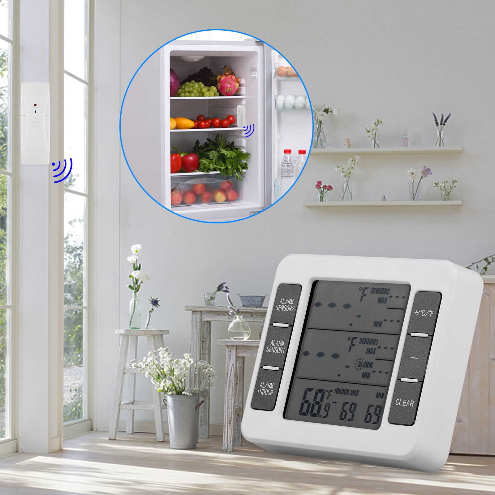 Eine Raumszene mit Kühlschrank, Sensor und Display. Der Kühlschrank ist offen und zeigt Lebensmittel. Das Display zeigt Messwerte.