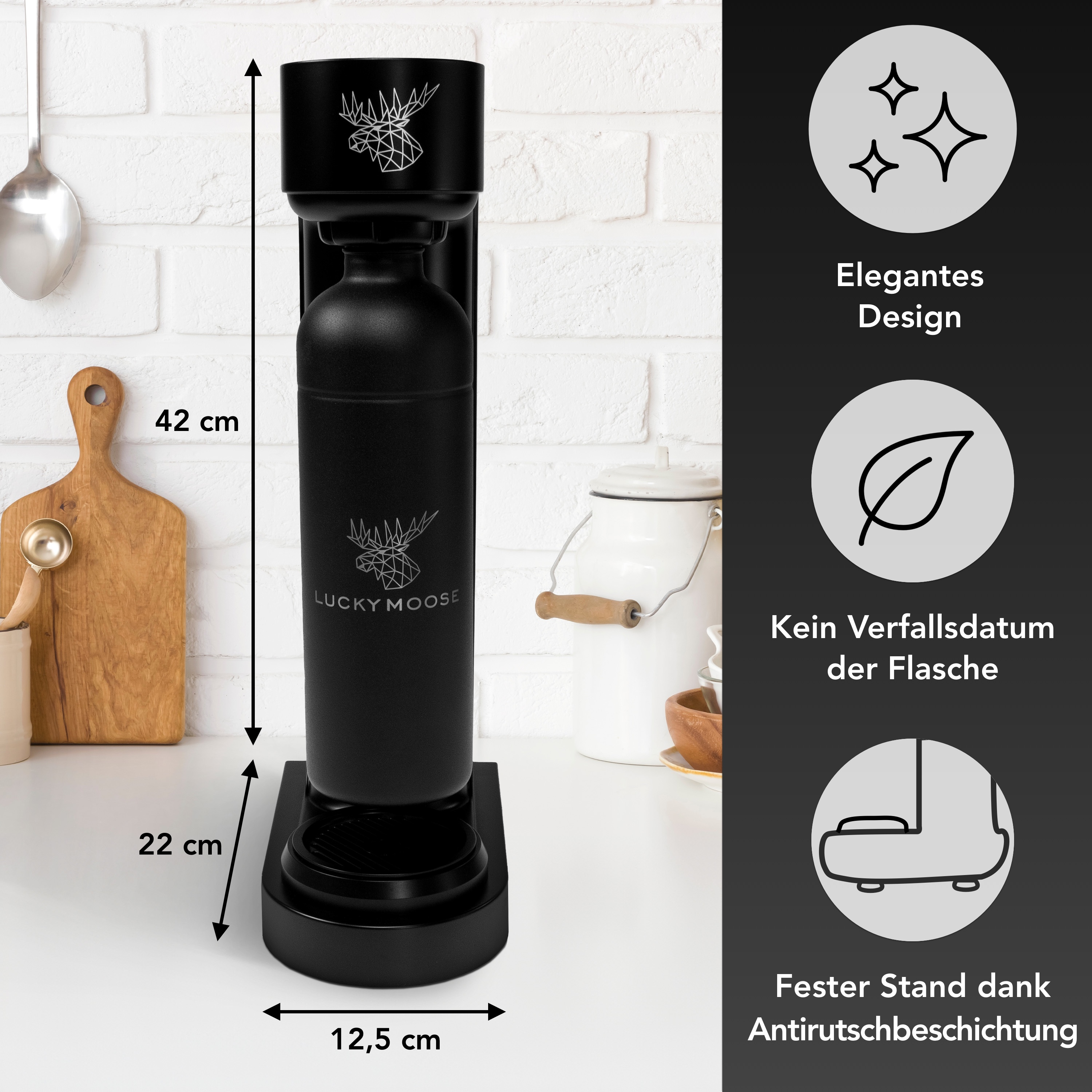 Schwarzer Sodabereiter mit Maßen, umgeben von Symbolen. Text zeigt Design, Haltbarkeit und Griff.