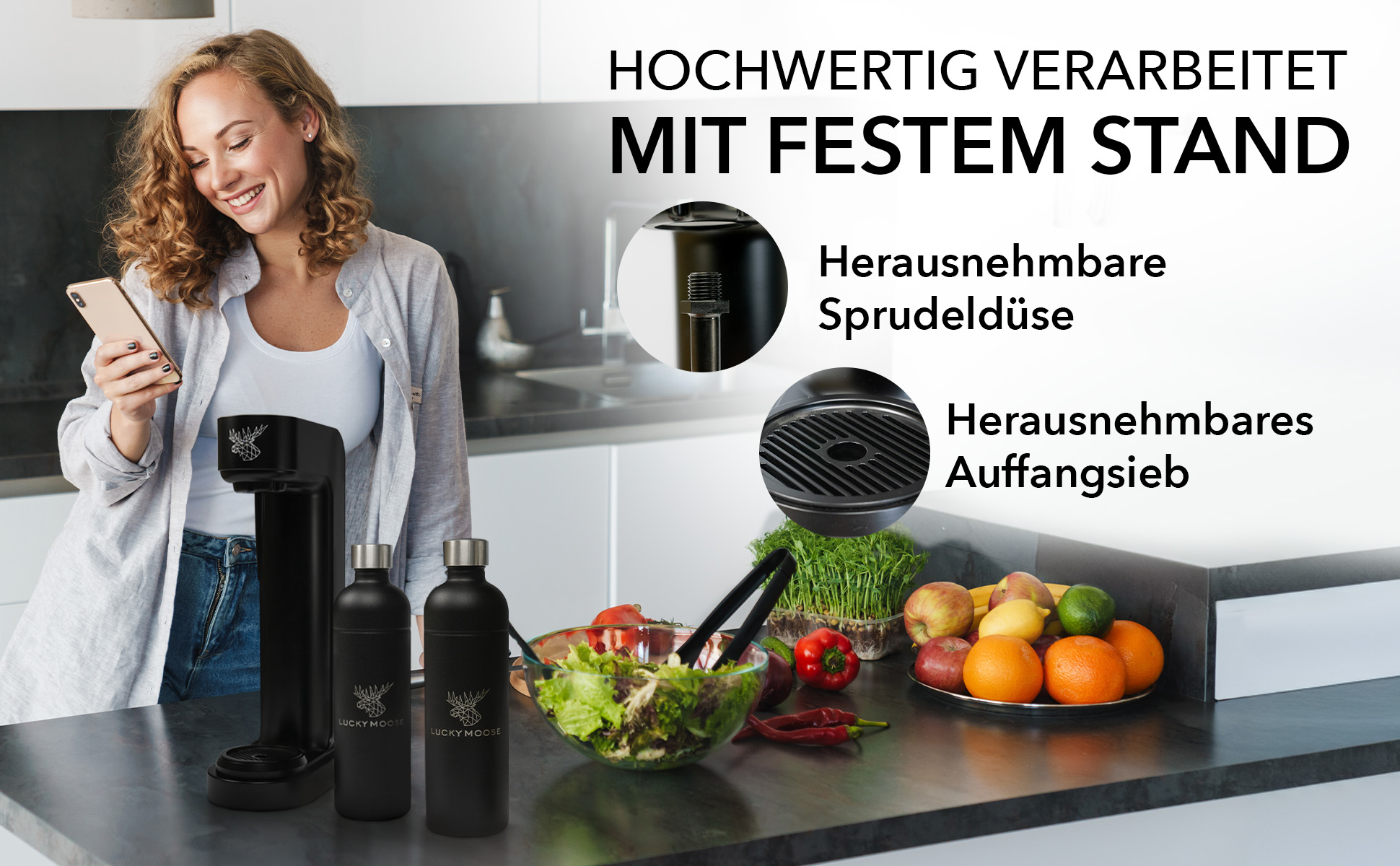 Frau benutzt Telefon neben einem schwarzen Wasserfiltersystem, Flaschen und Essen auf einer Theke.