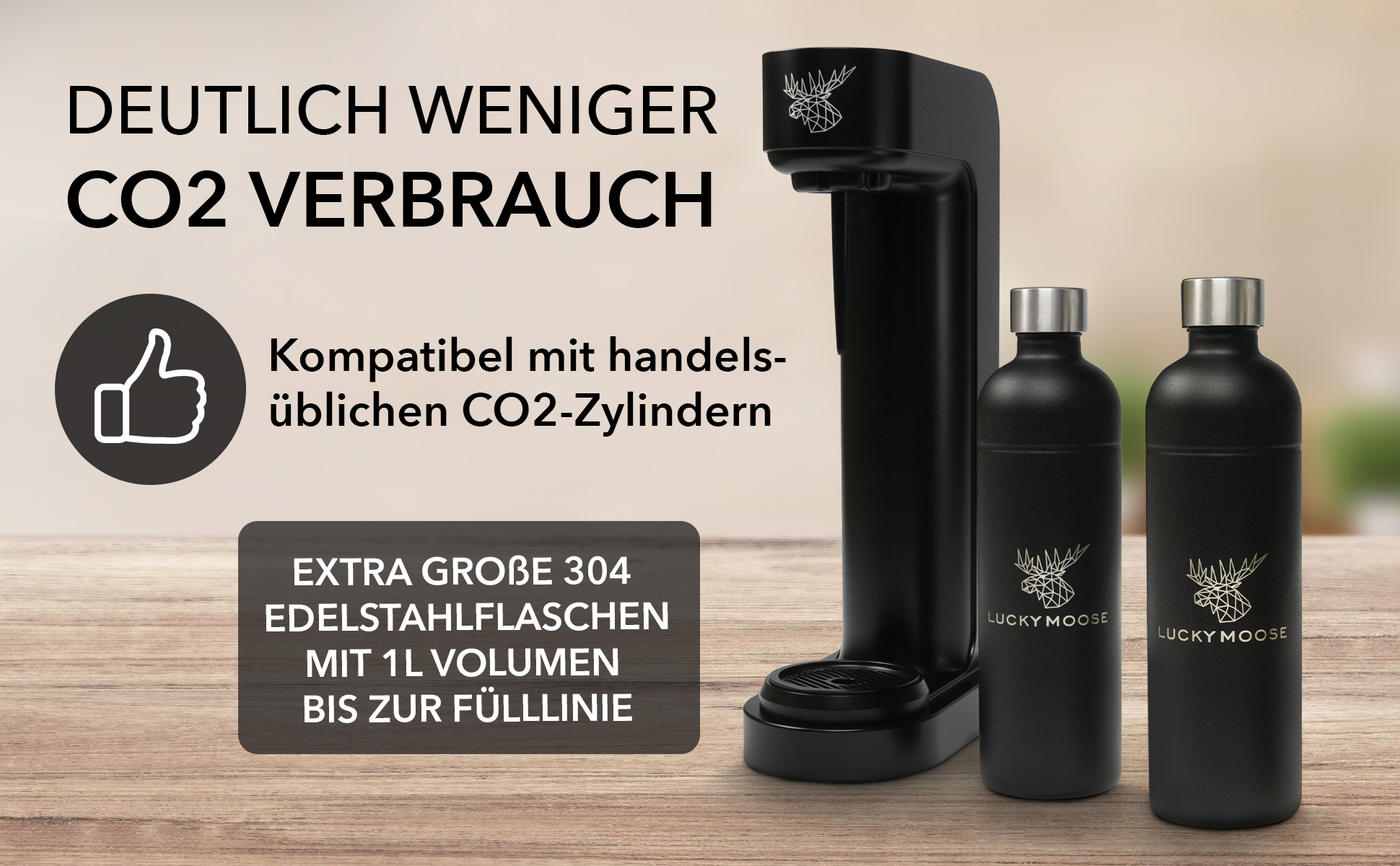 Schwarzer Sodabereiter mit Flaschen, ein Daumen hoch-Symbol und Text über geringen CO2-Verbrauch.