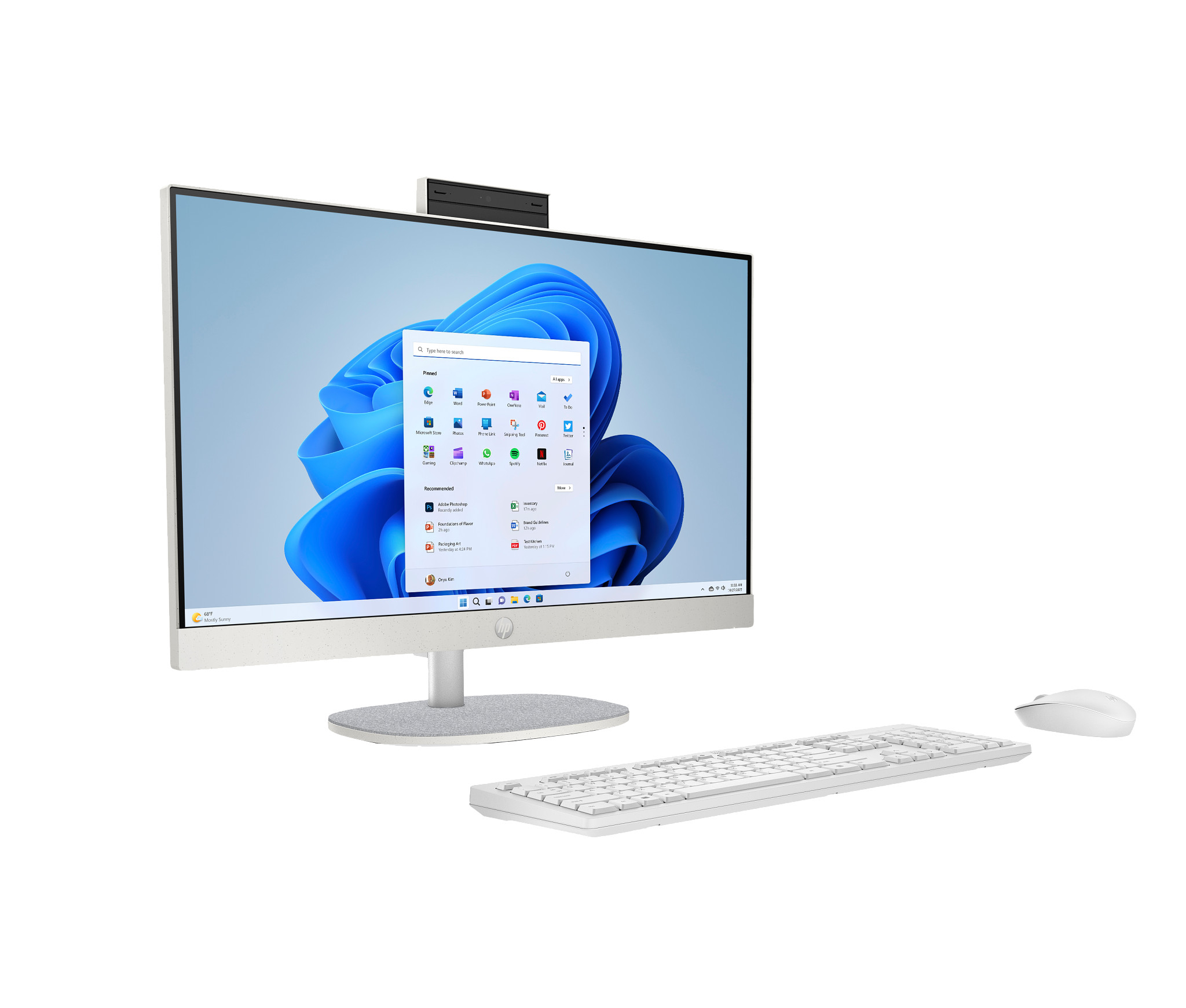 Biały komputer HP all-in-one z kamerą internetową i klawiaturą. Ekran pokazuje interfejs Windows 11.