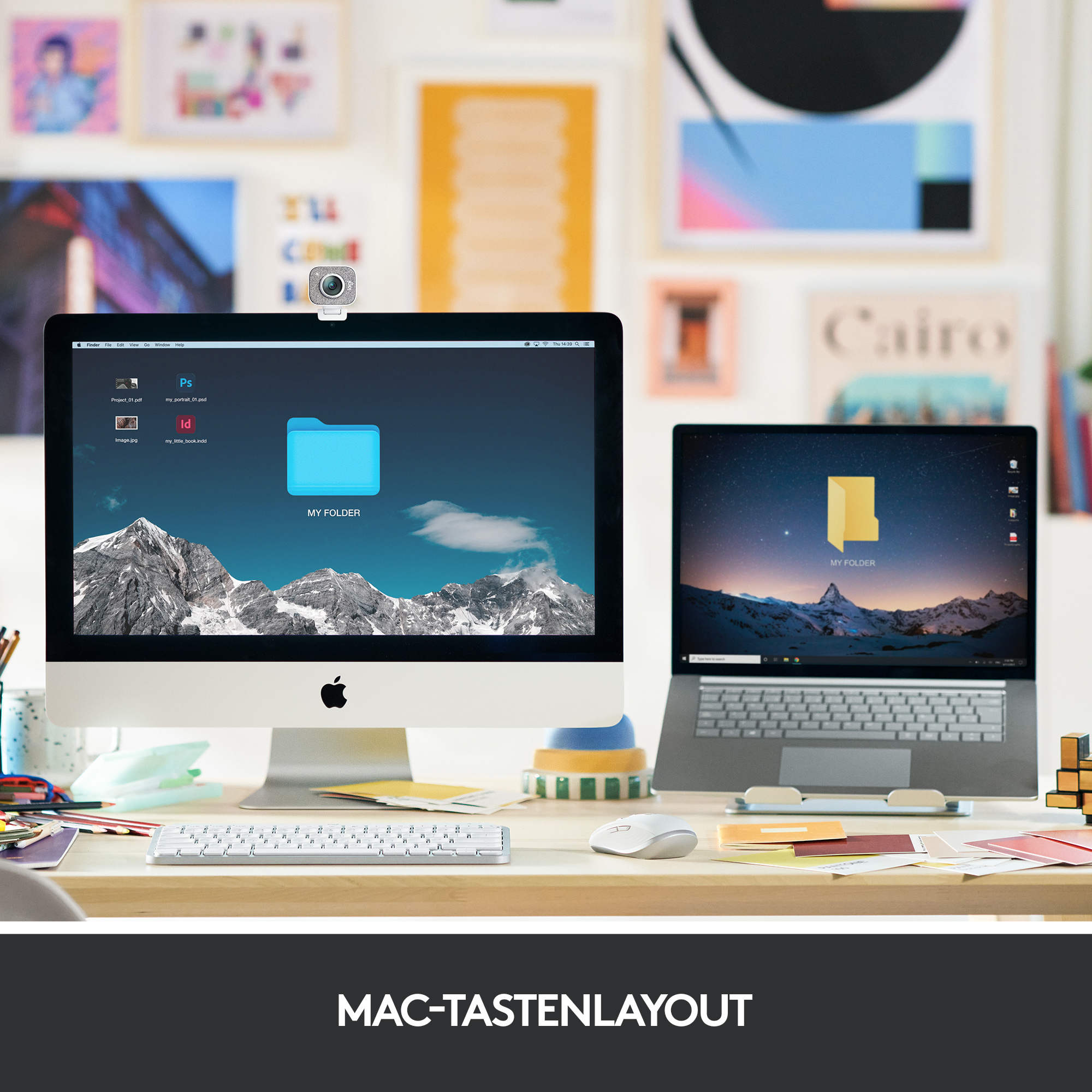 Un setup da scrivania con due monitor, una tastiera, un mouse e altre forniture per ufficio.
