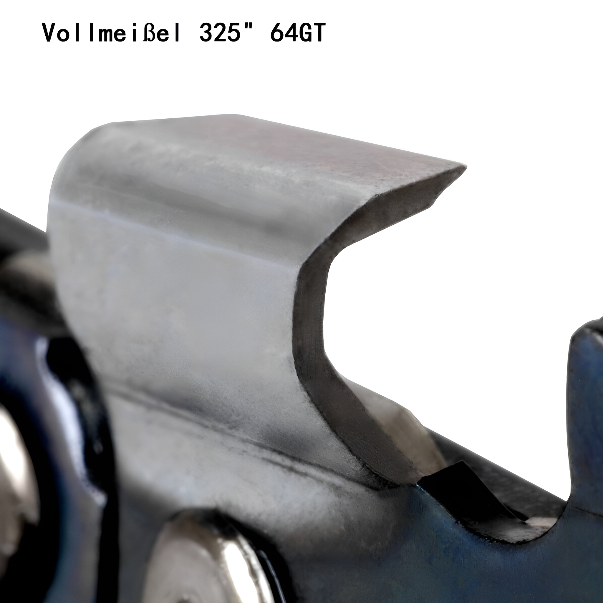 Nahaufnahme einer Kettensägenklinge mit dem Text 'Vol I me ißei 325" 64GT' und weißem Hintergrund.