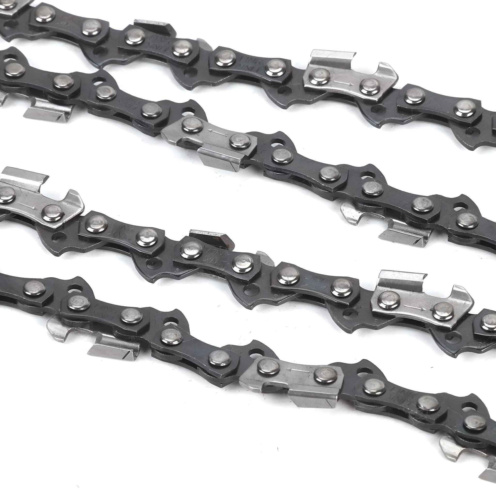 Nahaufnahme von vier Ketten, schwarz mit Metallkanten. Ketten sind für eine Säge, miteinander verbunden.