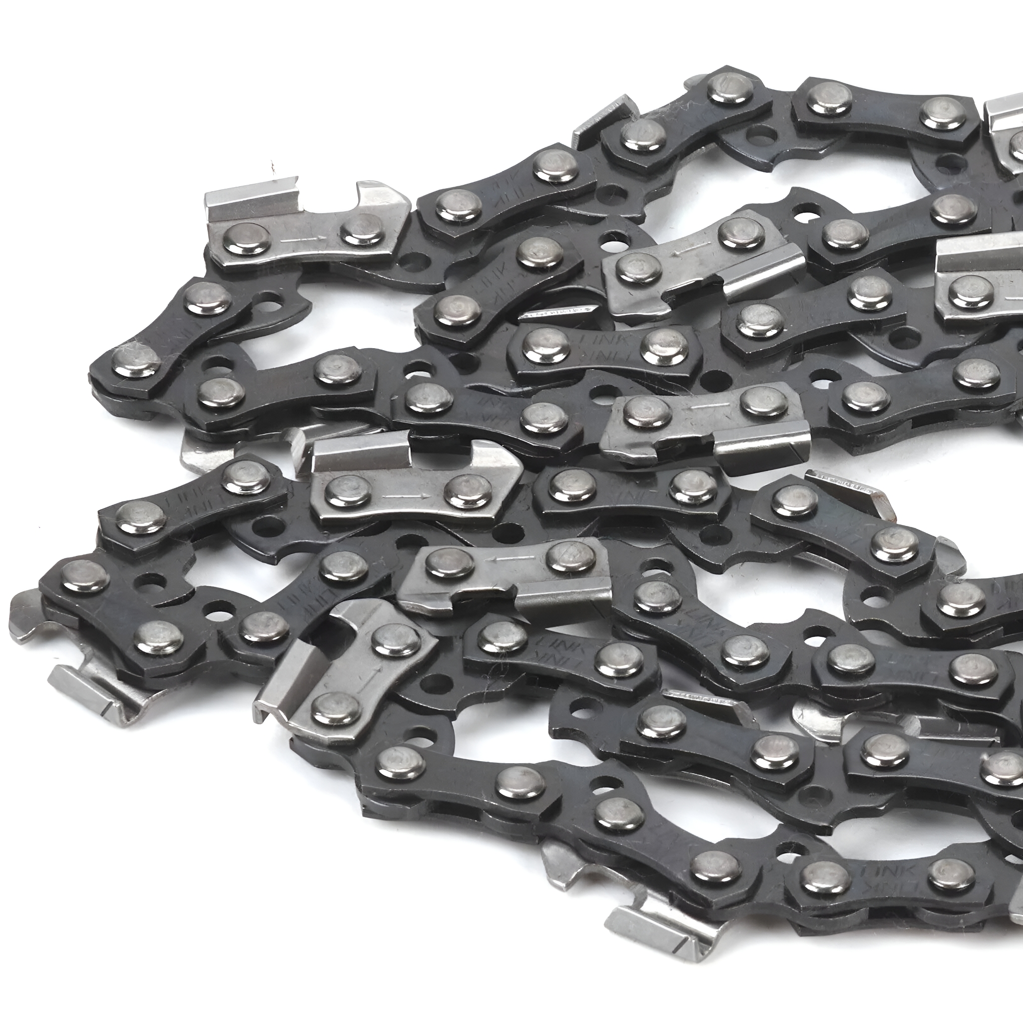 Nahaufnahme einer Kettensägenkette. Die Kette ist silber und schwarz.