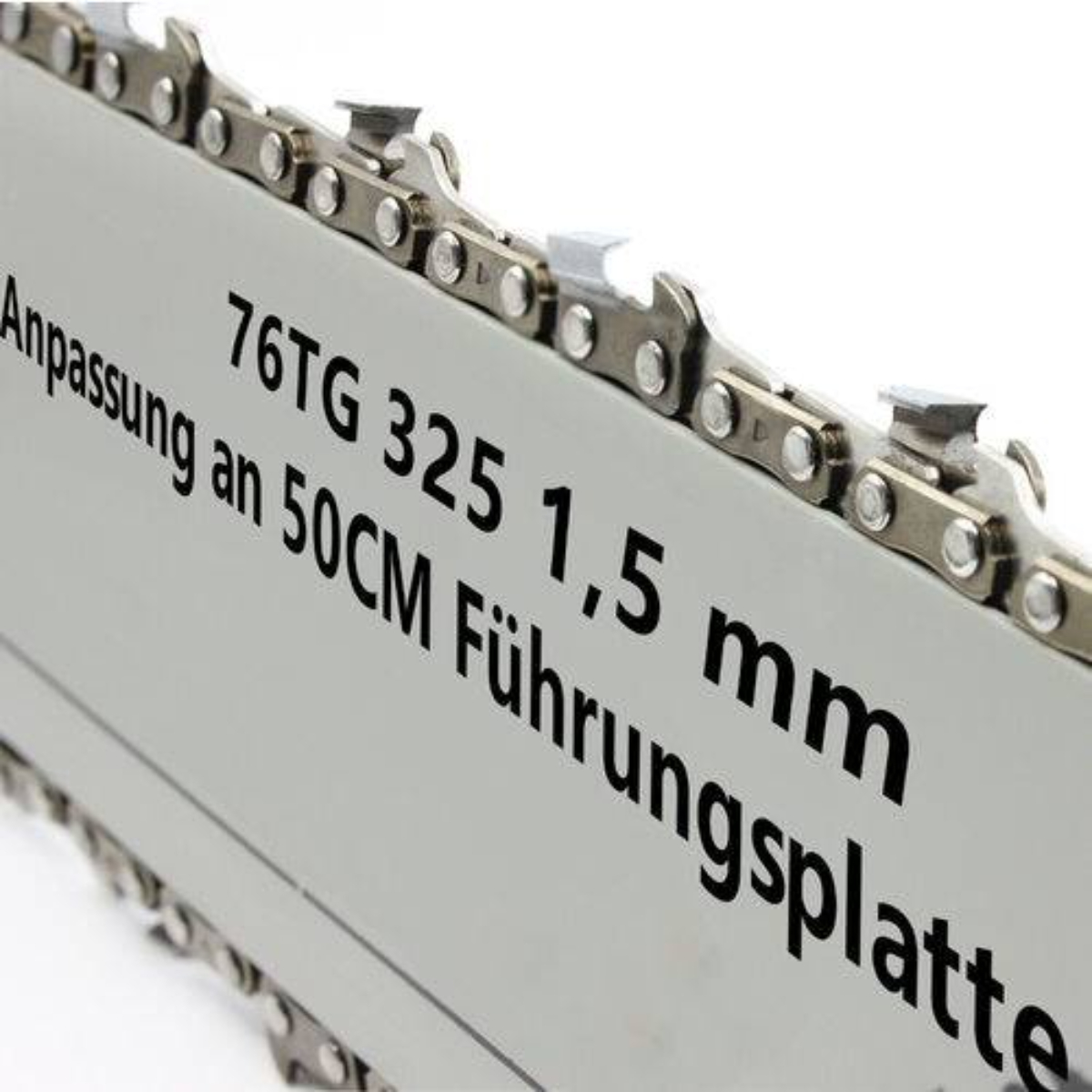 Nahaufnahme einer Kettensägenklinge, mit Text darauf, weißer Hintergrund.