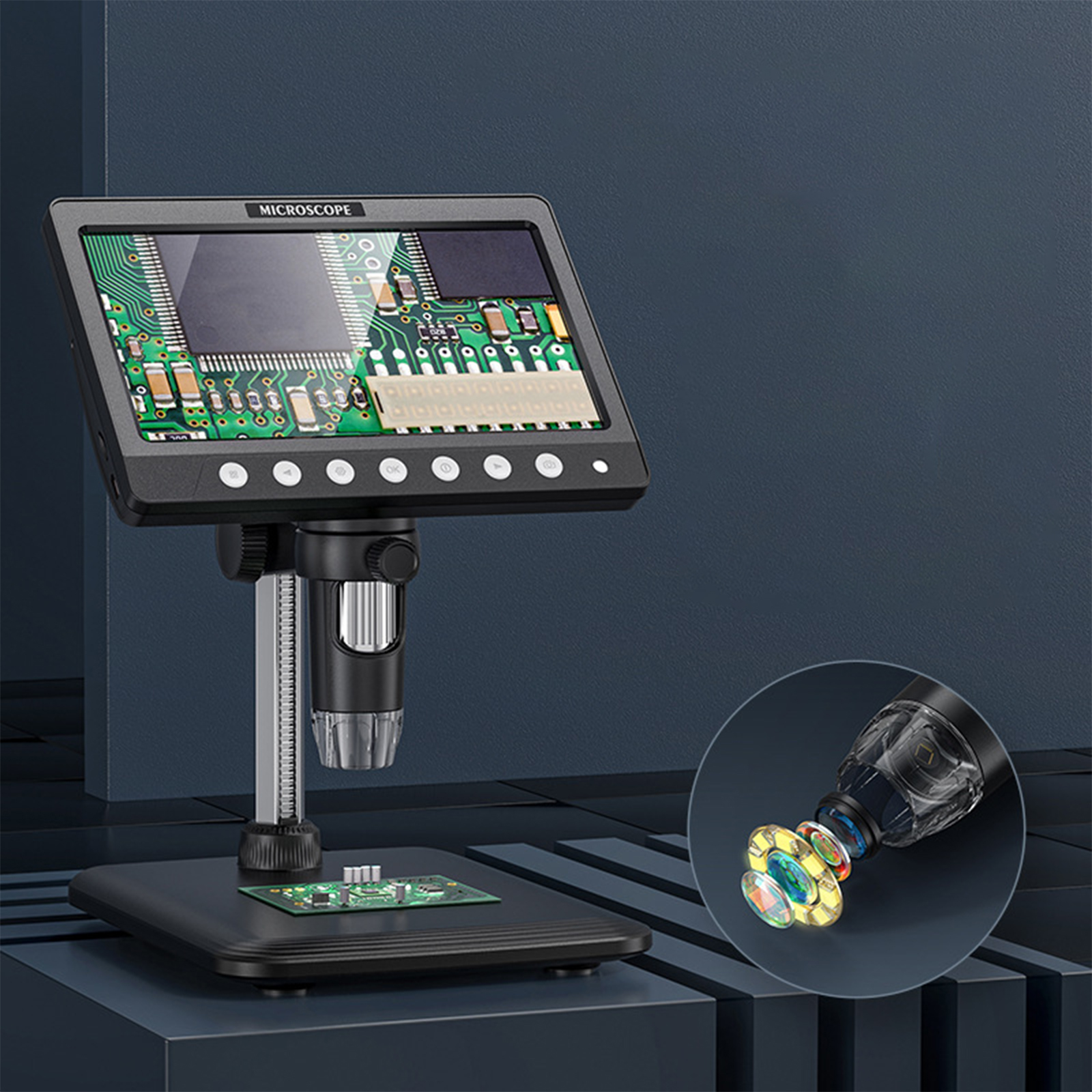 Mikroskop mit digitalem Bildschirm, der eine Platine zeigt, Nahaufnahme der Linse und dunkelblauer Hintergrund.