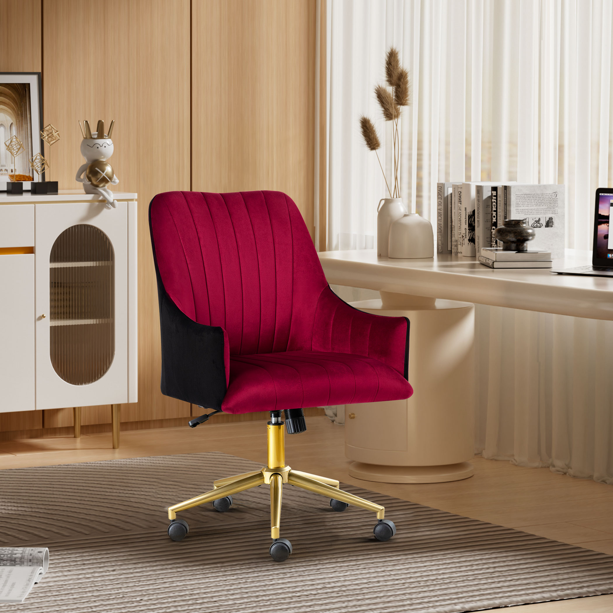 Roter Samt-Bürostuhl mit goldenem Fuß in einem Büro mit Schreibtisch.
