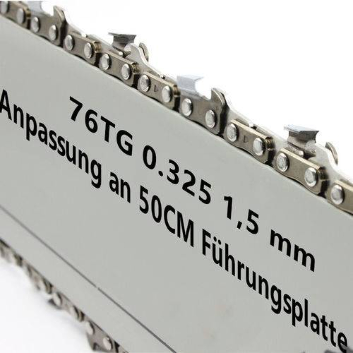 Nahaufnahme einer Sägekette mit Text und Zahlen auf weißem Hintergrund.