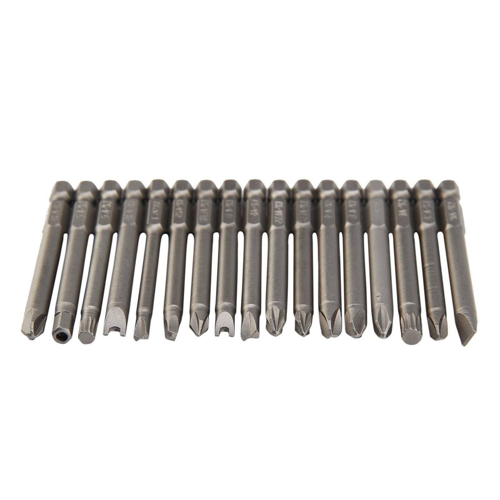 Eine Reihe von 16 Schraubendreherbits. Sie haben verschiedene Formen und Größen und sind linear auf einer weißen Oberfläche angeordnet.