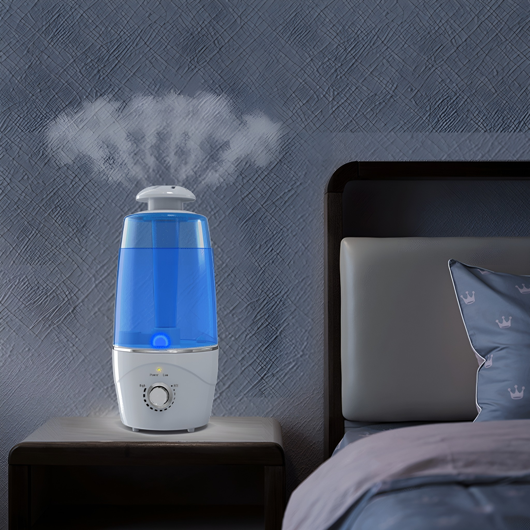Ein Luftbefeuchter auf einem Nachttisch. Er ist weiß und blau. Dampf ist sichtbar. Ein Bett ist im Hintergrund.