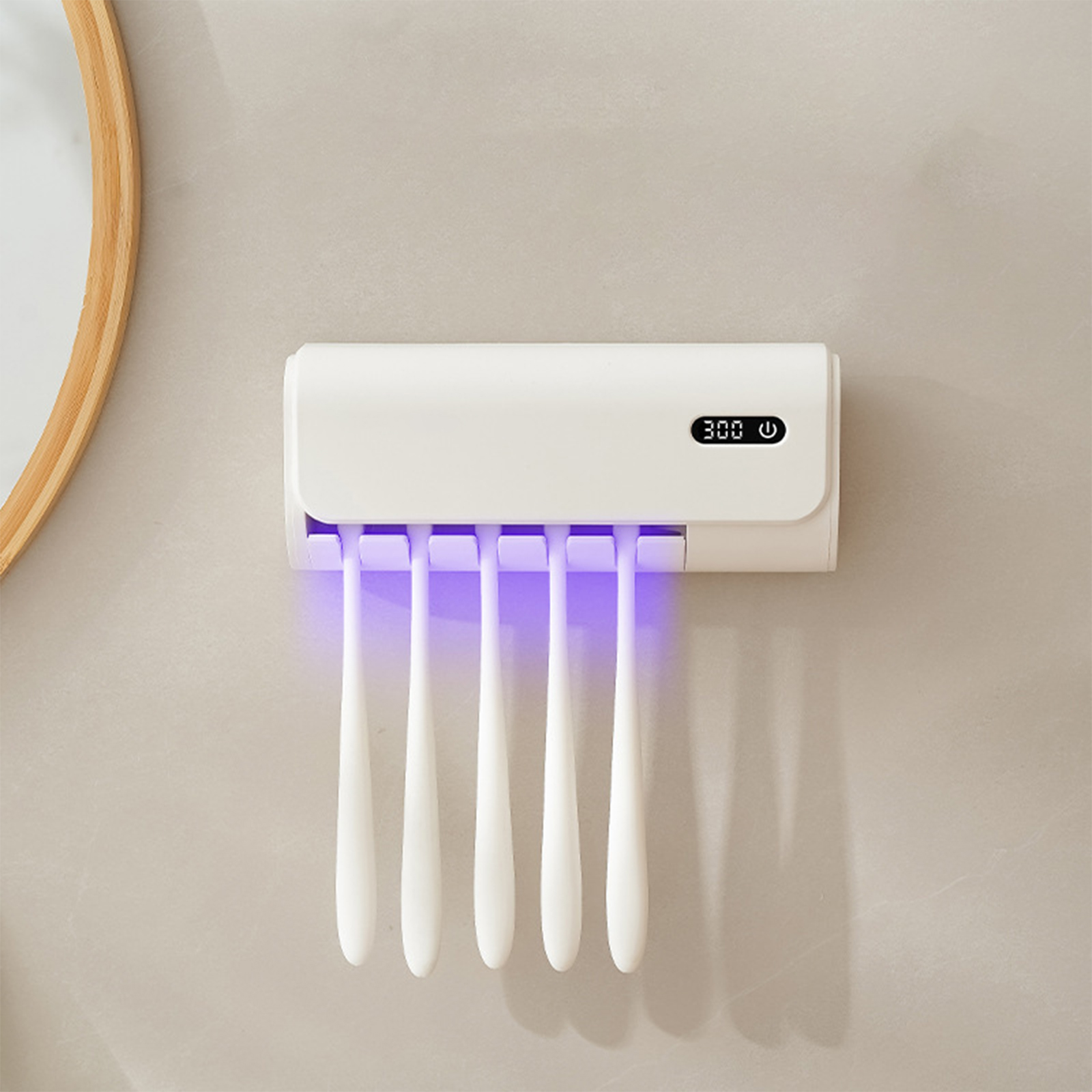 Ein weißer Zahnbürstenhalter mit UV-Licht, der sechs weiße Zahnbürsten hält, an der Wand montiert.