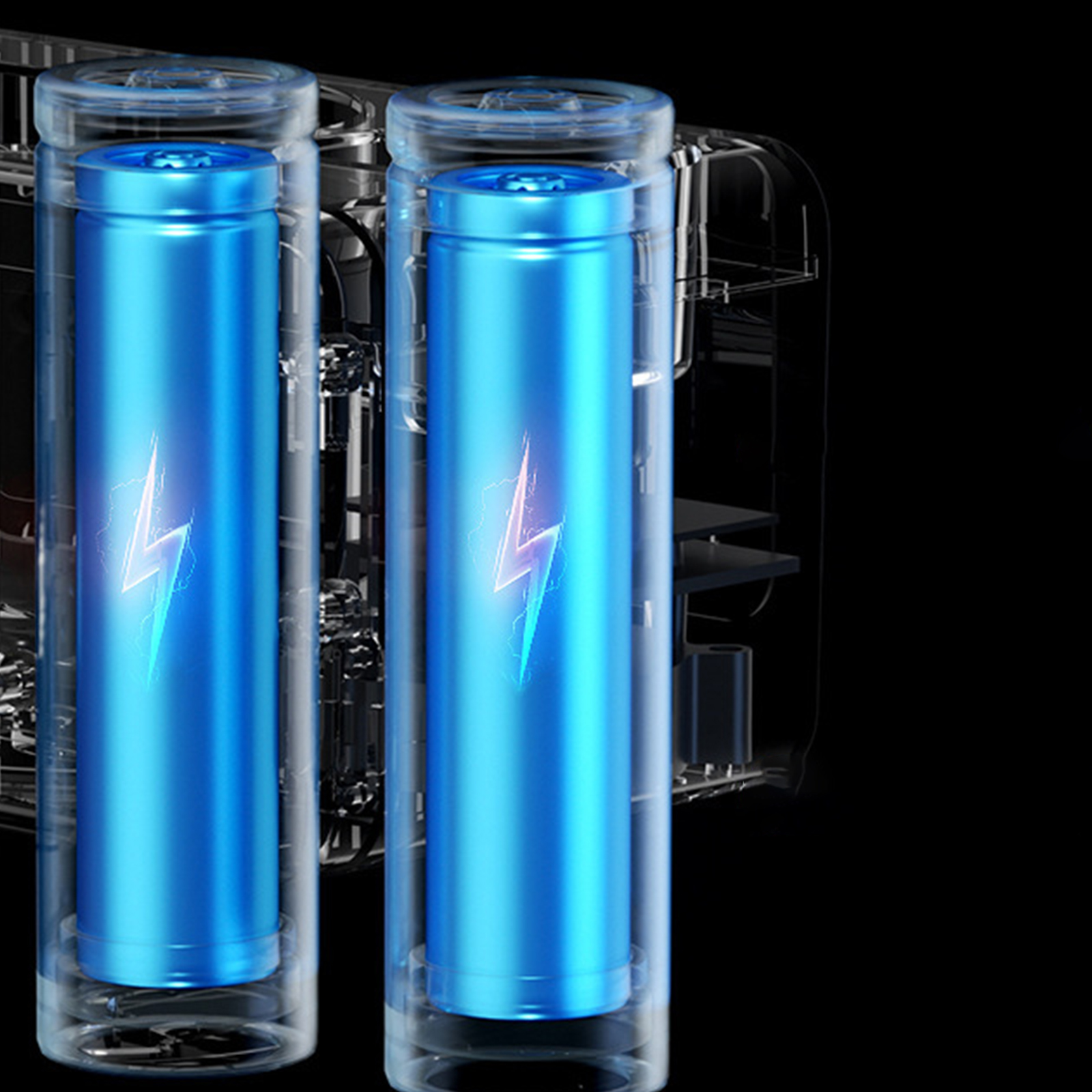 Zwei zylindrische blaue Batterien mit Blitzlogos, transparentem Gehäuse und schwarzem Hintergrund.