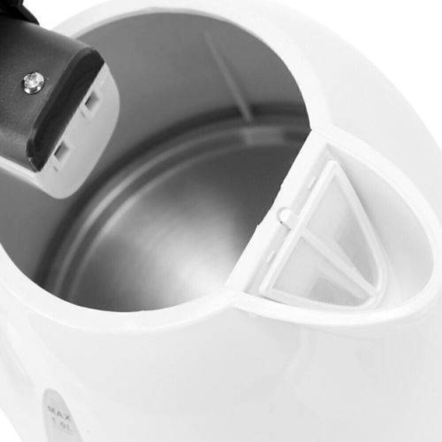 Nahaufnahme des Inneren eines weißen Wasserkochers mit Filter und Innenansicht.