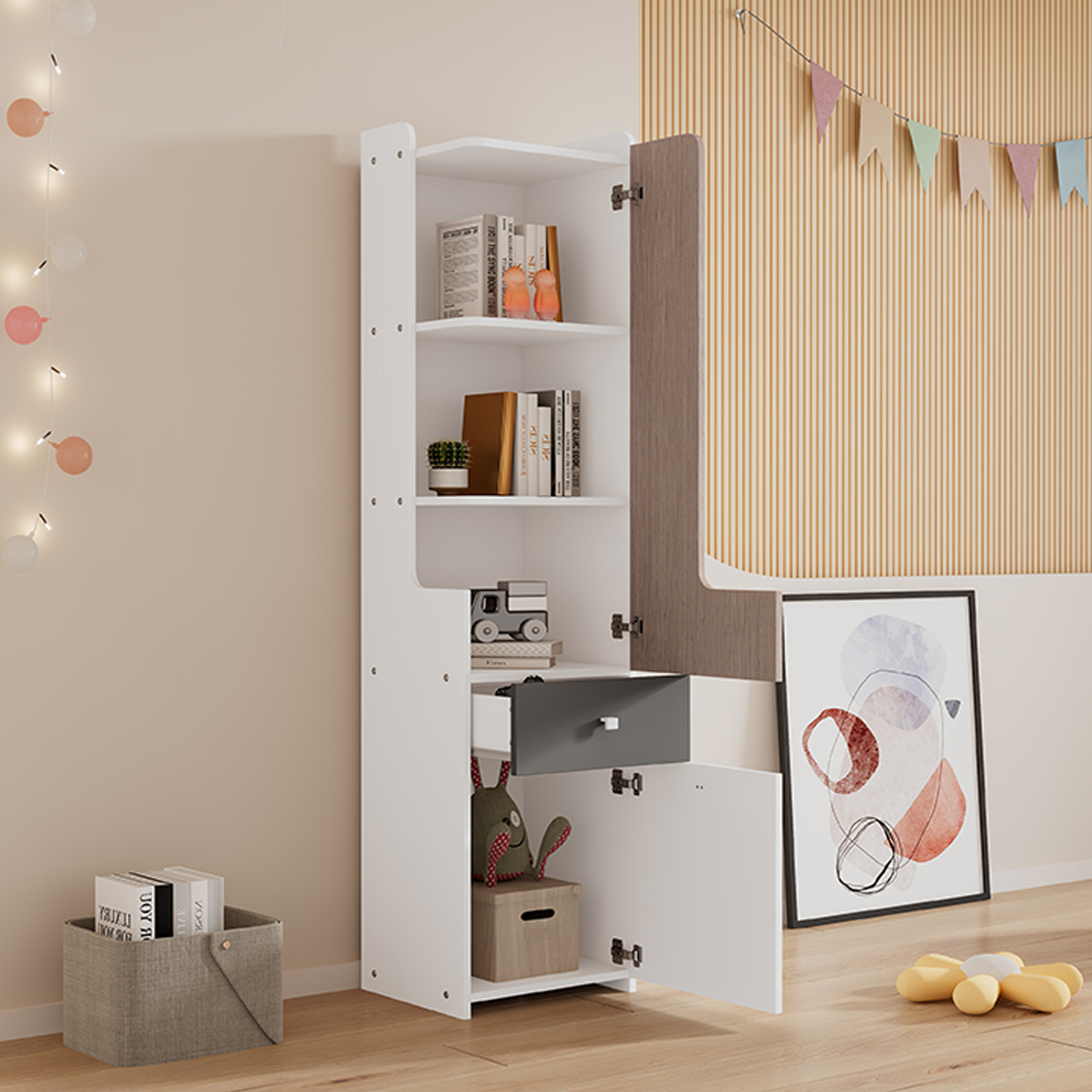 Weißes und braunes Bücherregal mit offener Tür. Bücher, Spielzeug und ein Bild sind drin. Neutraler Hintergrund.