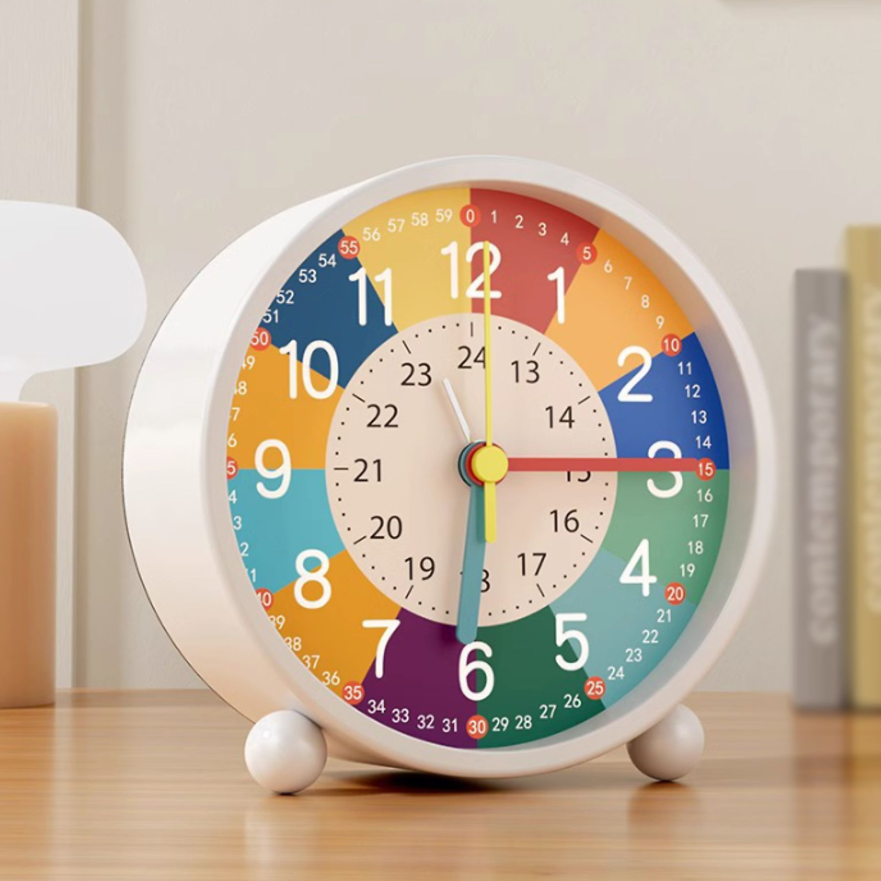 Ein bunter Wecker mit einem mehrfarbigen Zifferblatt. Die Uhr zeigt die Zeit, Zahlen und Zeiger.