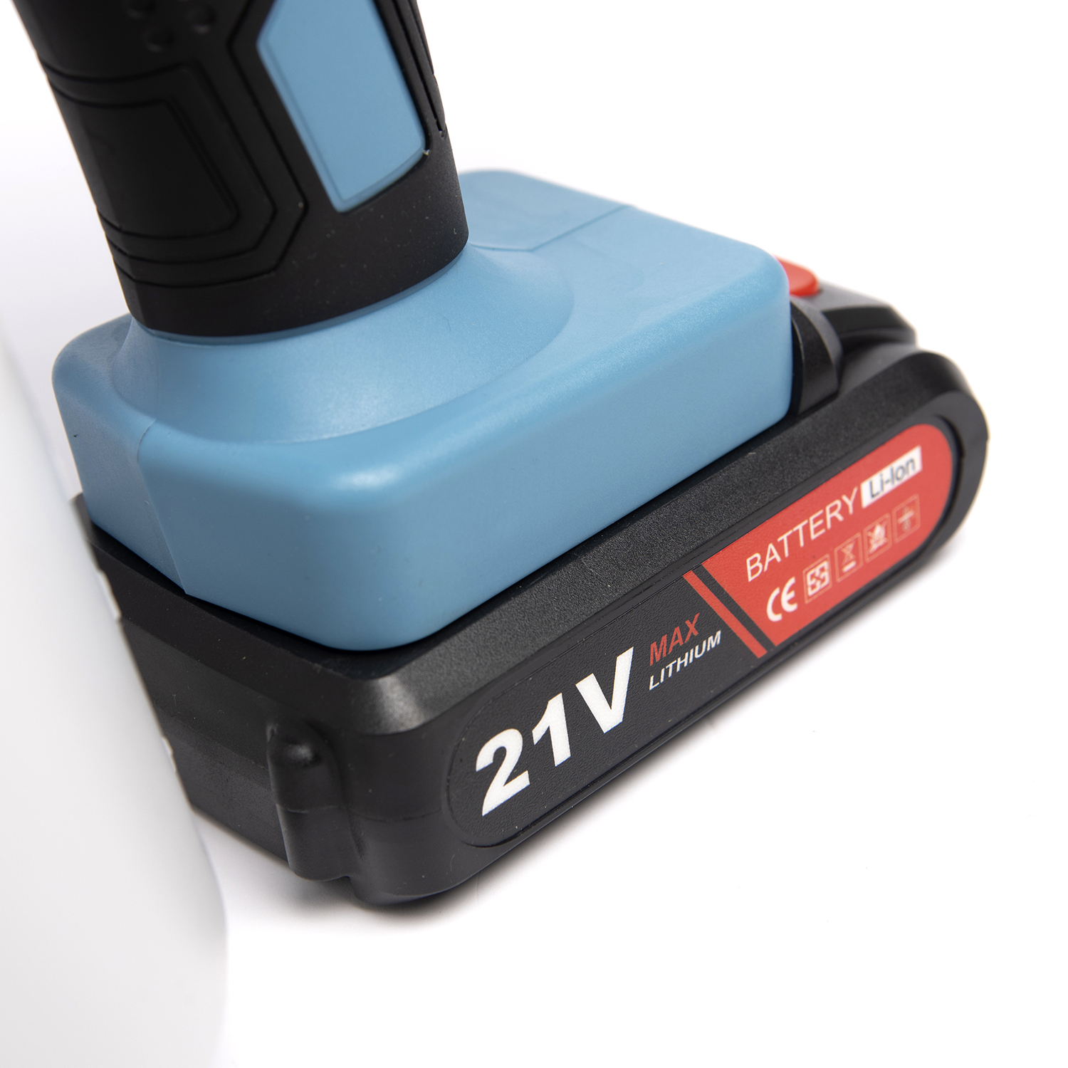 Close-up van een blauw-zwarte accu voor elektrisch gereedschap met 21V en lithium markeringen.