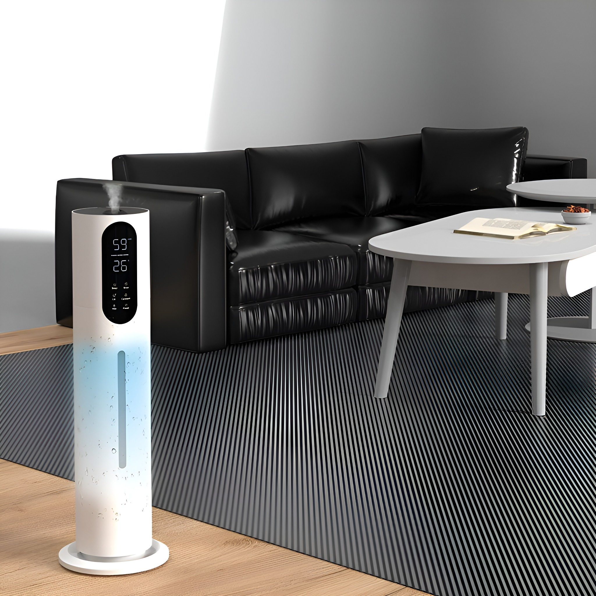 Ein weißer Luftbefeuchter mit Digitalanzeige, neben einem schwarzen Ledersofa und einem weißen Tisch.