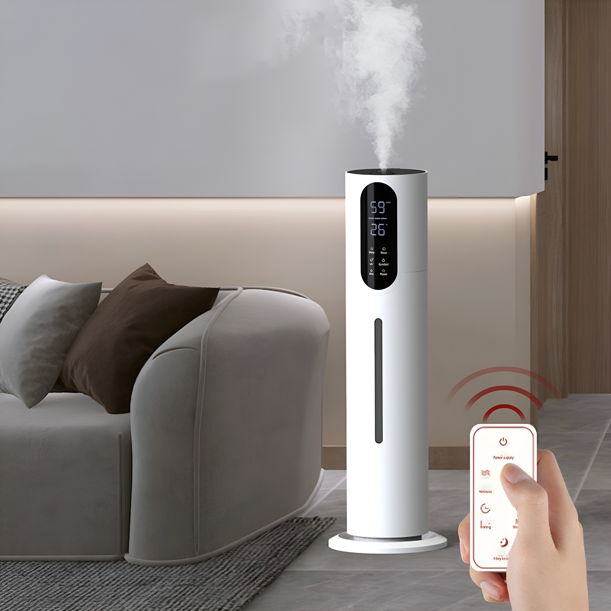 Ein weißer Luftbefeuchter mit digitaler Anzeige. Er steht in einem Wohnzimmer, mit einer Fernbedienung in der Hand.