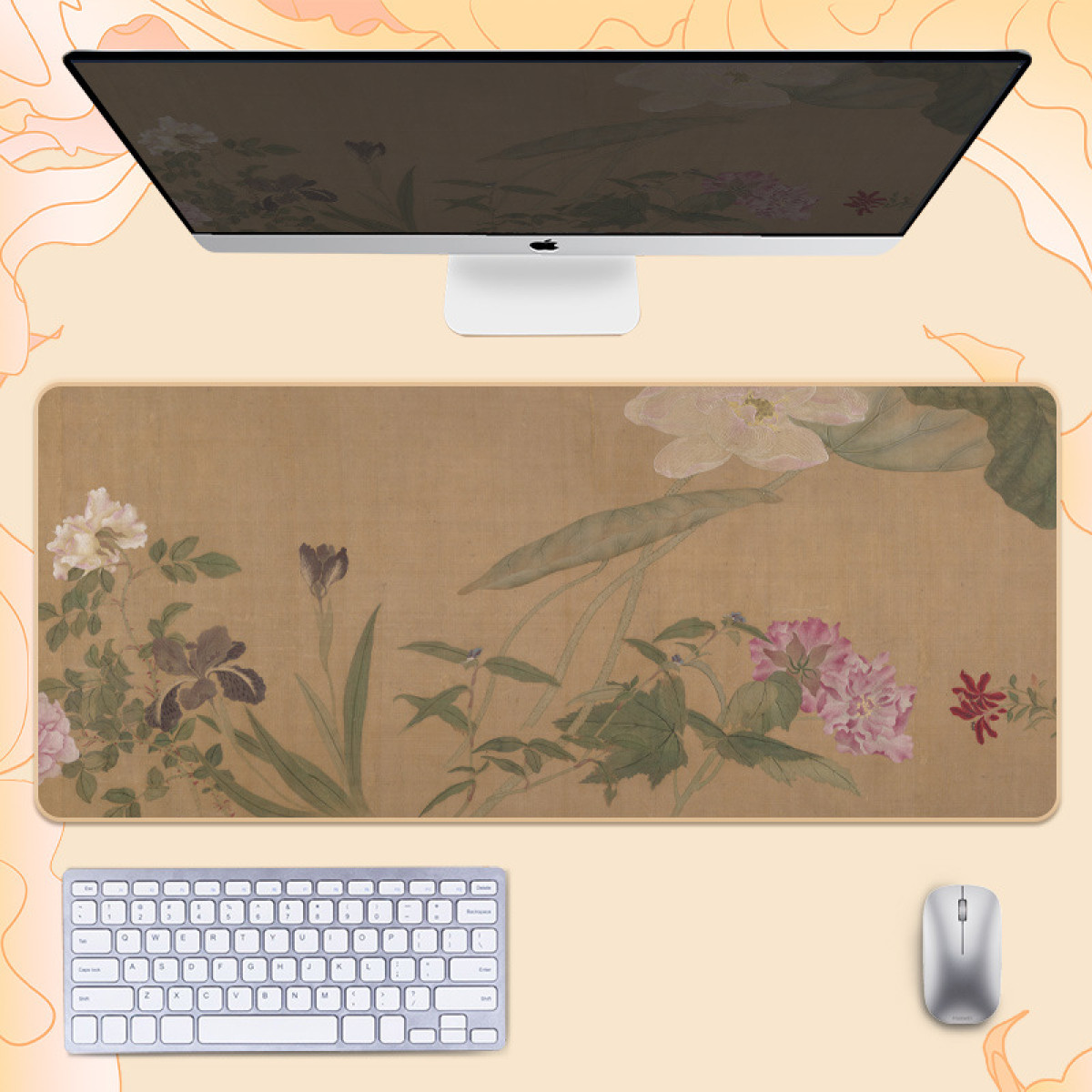 Configurazione computer: monitor, tastiera e mouse su una scrivania con tappetino floreale.
