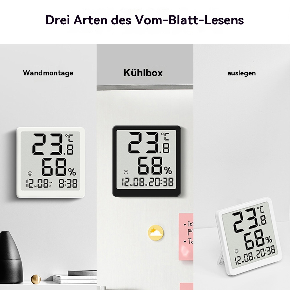 Drei digitale Thermometer, die Temperatur und Luftfeuchtigkeit anzeigen. Eines ist an der Wand montiert, das andere auf einem Tisch.