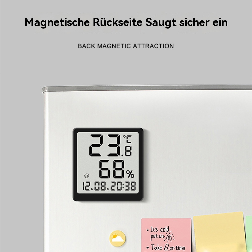 Digitalanzeige mit Zeit, Temperatur und Luftfeuchtigkeit. An einer weißen Oberfläche mit Notizen befestigt.