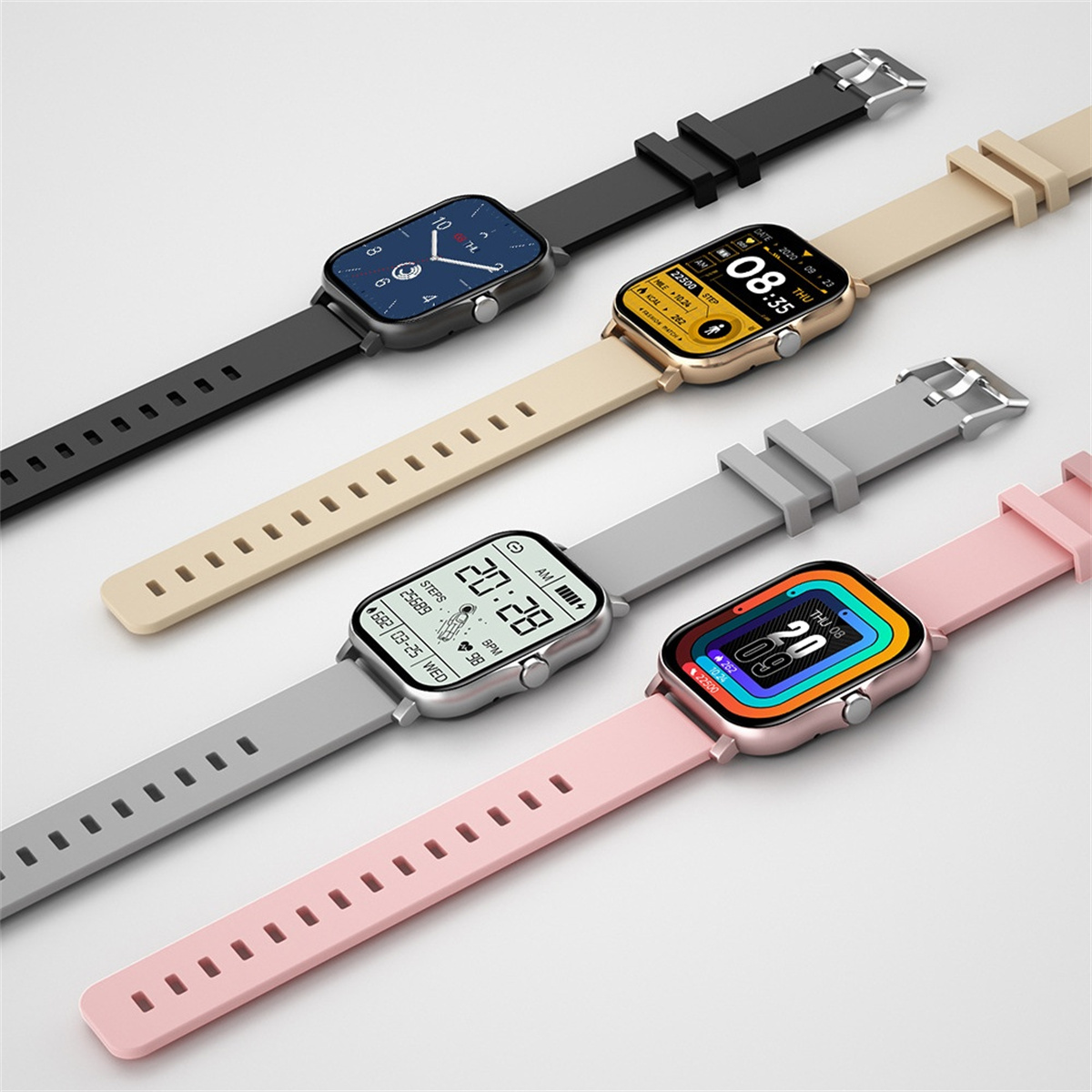 Vier Smartwatches mit farbigen Armbändern. Jede Uhr zeigt Zeit und Daten.