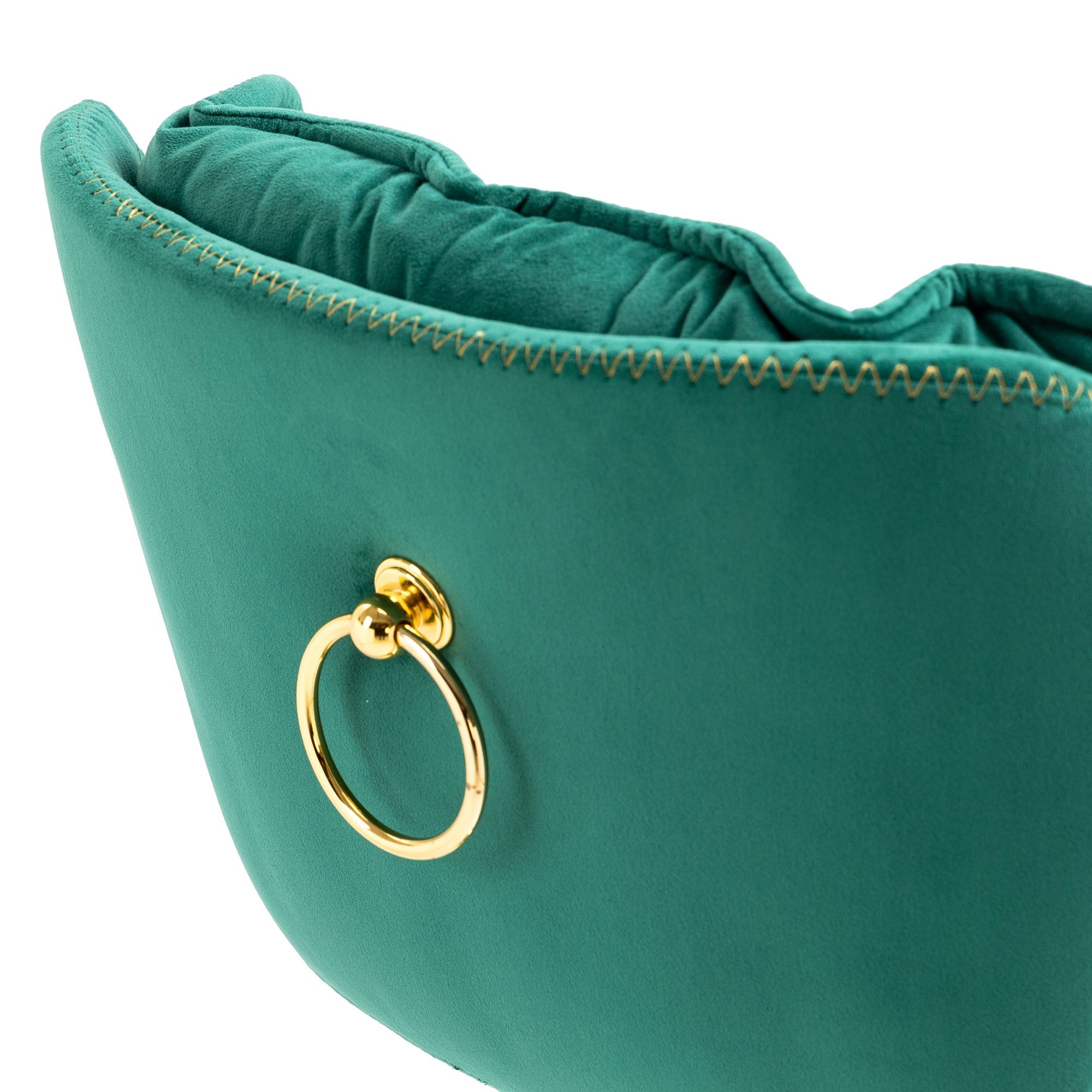 Nahaufnahme einer teal-farbenen Samtstuhl-Rückseite mit einem goldenen Ringgriff.