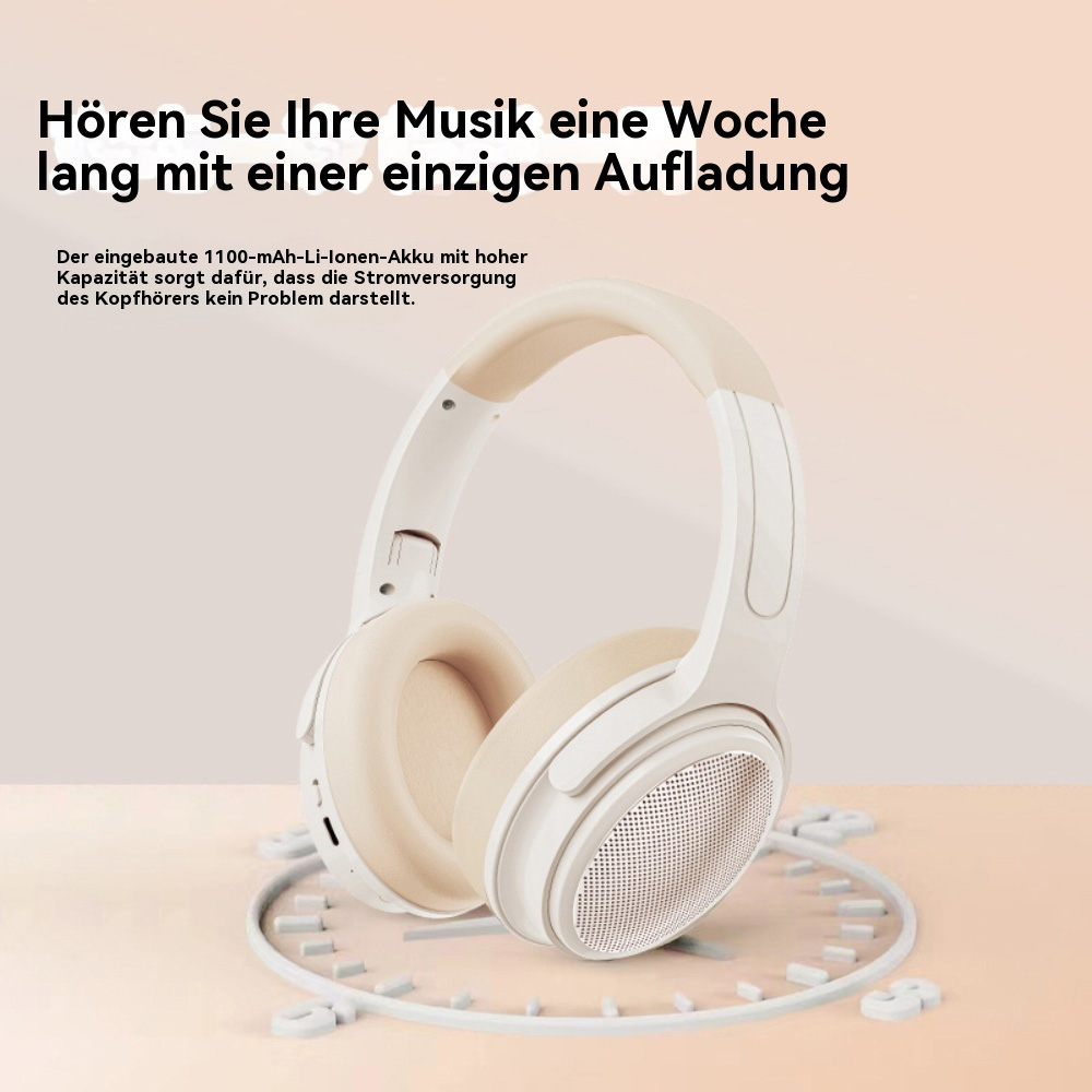 Weiße und beige kabellose Kopfhörer. Die Kopfhörer ruhen auf einem kreisförmigen Ständer mit beigem Hintergrund.