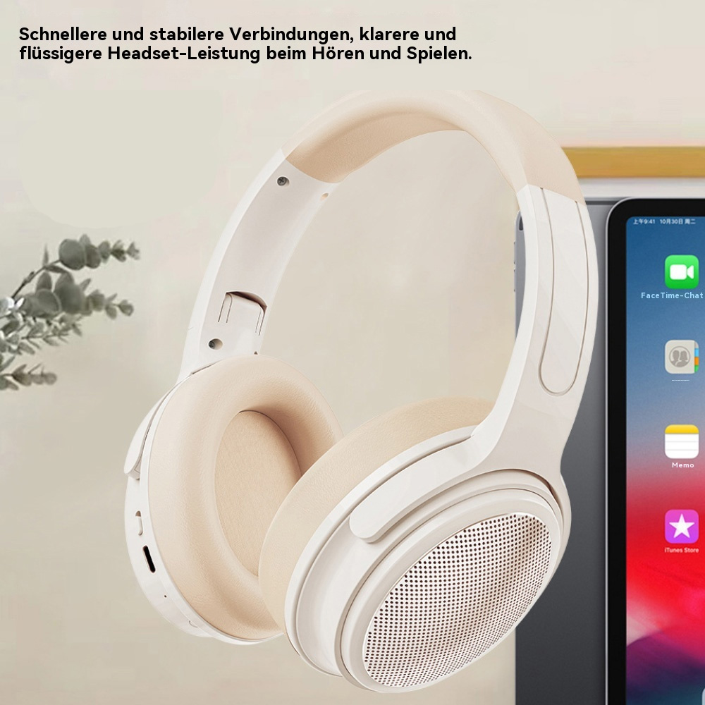 Weiße und beige Kopfhörer auf einer Oberfläche mit Tablet. Die Kopfhörer sind rundlich.