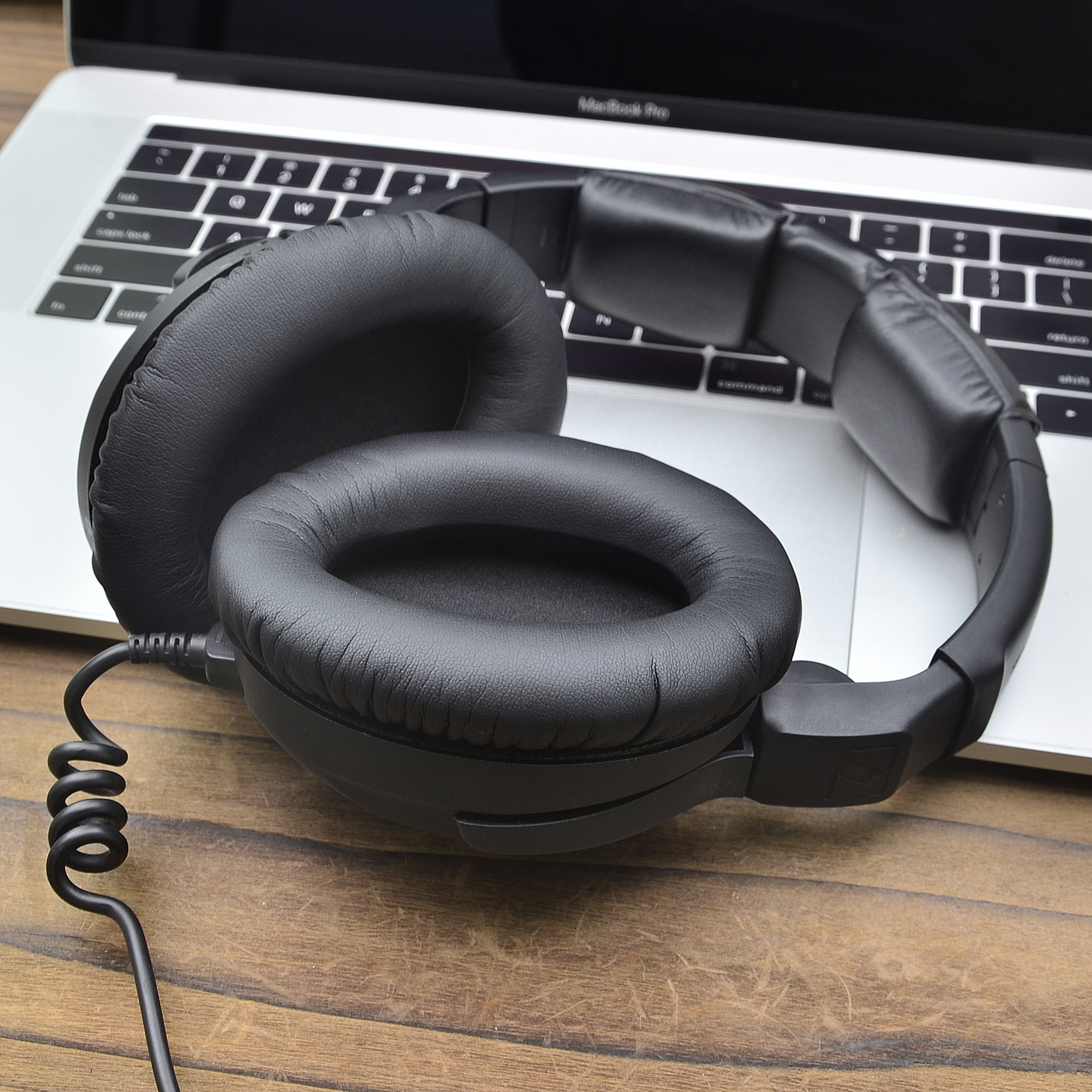 Cuffie nere su un laptop. Le cuffie sono over-ear.